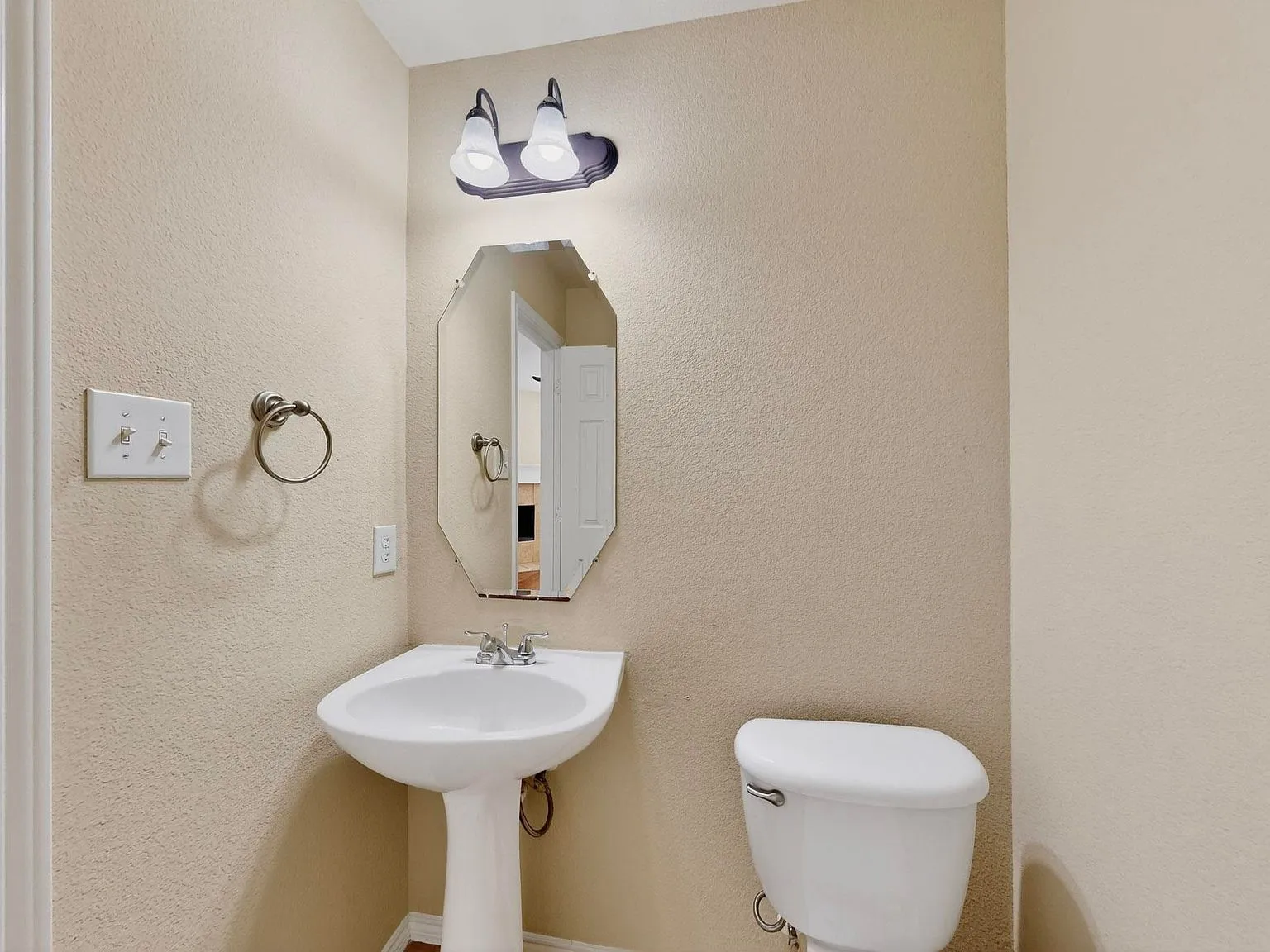 Single Family Residence For Rent in Tarrant County , 9906 Gessner Drive, Fort Worth, Texas 76244, 5 Bedroom, 4 Bathroom, 2 Garage spaces, 2,500 Sqft, built in 2006, mls#21354971, Real Estate Agent in Fort Worth, Homes For Rent in Tarrant county, Homes For Rent in Fort Worth, Realtor in Fort Worth Texas, Real Estate Brokerage Independent Realty Texas, Luminita Cordes Realtor