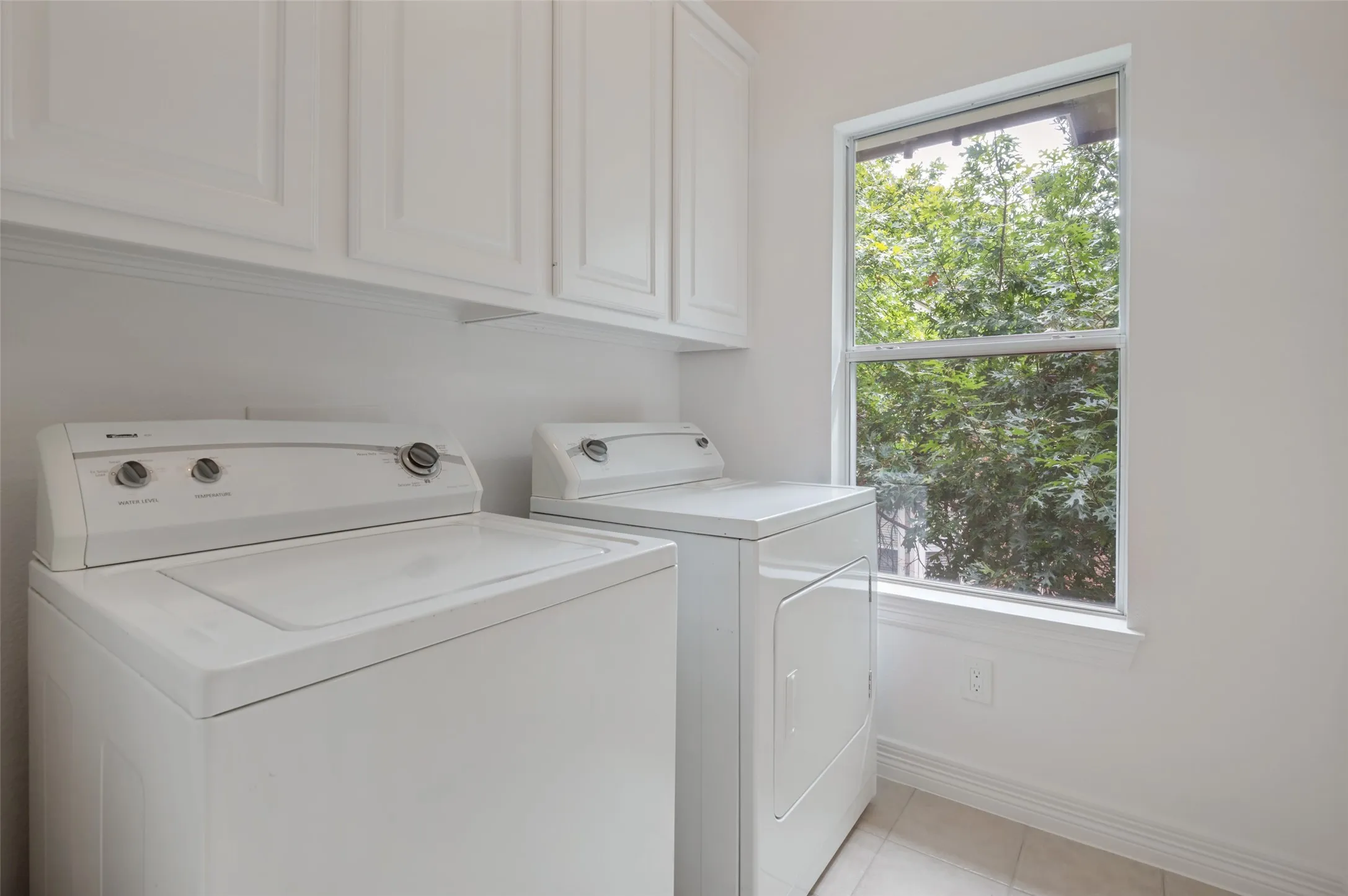 Single Family Residence For Sale in Dallas County , 2205 Boll Street A, Dallas, Texas 75204, 3 Bedroom, 4 Bathroom, 2 Garage spaces, 3,480 Sqft, built in 1998, mls#21341440, Real Estate Agent in Dallas, Homes For Sale in Dallas county, Homes For Sale in Dallas, Realtor in Dallas Texas, Real Estate Brokerage Independent Realty Texas, Luminita Cordes Realtor