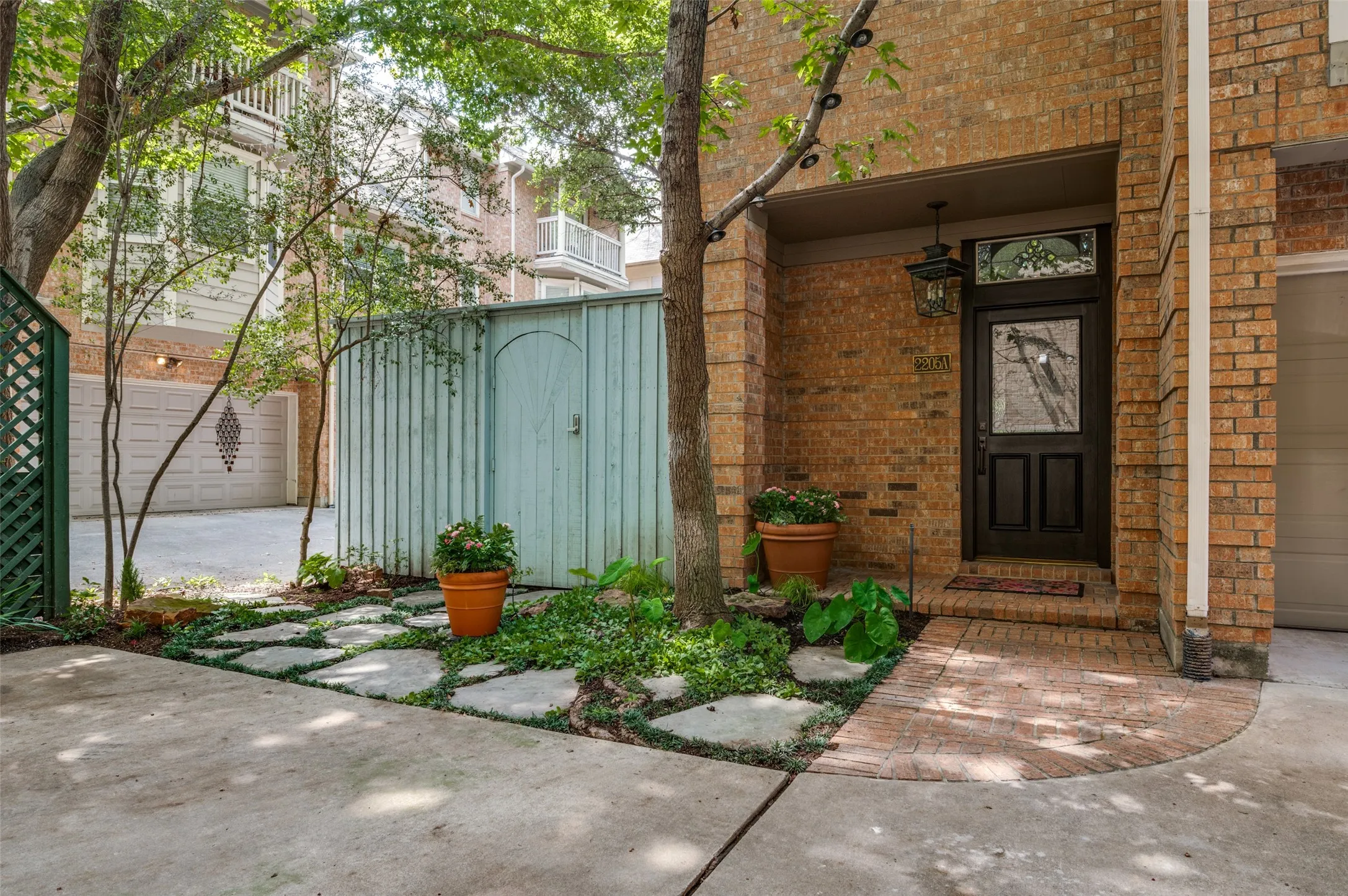 Single Family Residence For Sale in Dallas County , 2205 Boll Street A, Dallas, Texas 75204, 3 Bedroom, 4 Bathroom, 2 Garage spaces, 3,480 Sqft, built in 1998, mls#21341440, Real Estate Agent in Dallas, Homes For Sale in Dallas county, Homes For Sale in Dallas, Realtor in Dallas Texas, Real Estate Brokerage Independent Realty Texas, Luminita Cordes Realtor