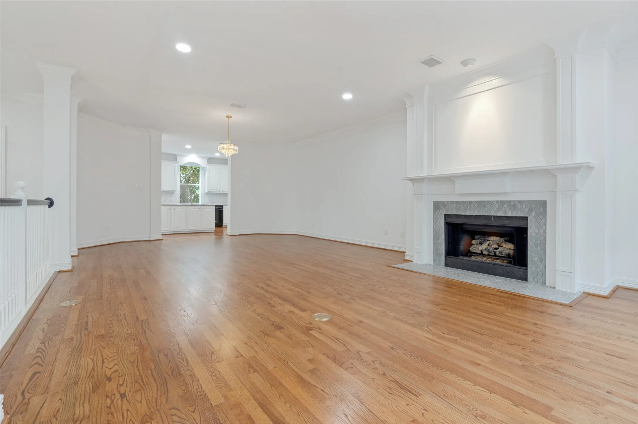 Single Family Residence For Sale in Dallas County , 2205 Boll Street A, Dallas, Texas 75204, 3 Bedroom, 4 Bathroom, 2 Garage spaces, 3,480 Sqft, built in 1998, mls#21341440, Real Estate Agent in Dallas, Homes For Sale in Dallas county, Homes For Sale in Dallas, Realtor in Dallas Texas, Real Estate Brokerage Independent Realty Texas, Luminita Cordes Realtor