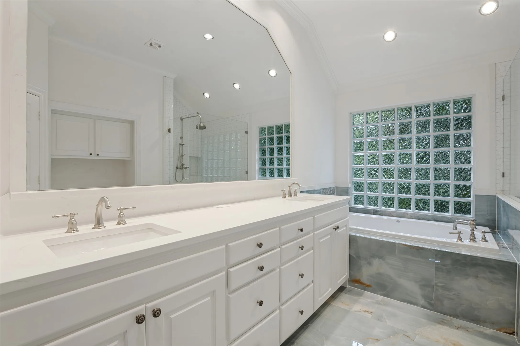 Single Family Residence For Sale in Dallas County , 2205 Boll Street A, Dallas, Texas 75204, 3 Bedroom, 4 Bathroom, 2 Garage spaces, 3,480 Sqft, built in 1998, mls#21341440, Real Estate Agent in Dallas, Homes For Sale in Dallas county, Homes For Sale in Dallas, Realtor in Dallas Texas, Real Estate Brokerage Independent Realty Texas, Luminita Cordes Realtor