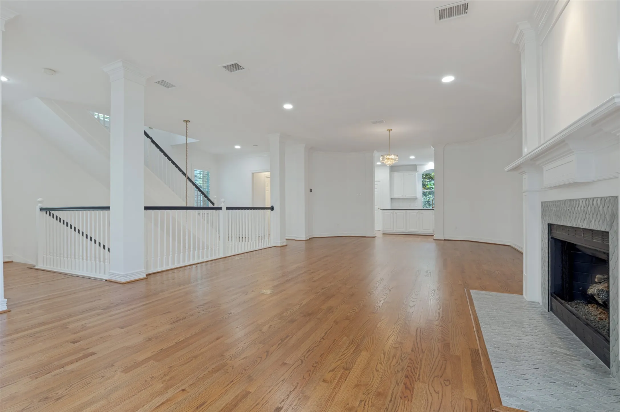Single Family Residence For Sale in Dallas County , 2205 Boll Street A, Dallas, Texas 75204, 3 Bedroom, 4 Bathroom, 2 Garage spaces, 3,480 Sqft, built in 1998, mls#21341440, Real Estate Agent in Dallas, Homes For Sale in Dallas county, Homes For Sale in Dallas, Realtor in Dallas Texas, Real Estate Brokerage Independent Realty Texas, Luminita Cordes Realtor