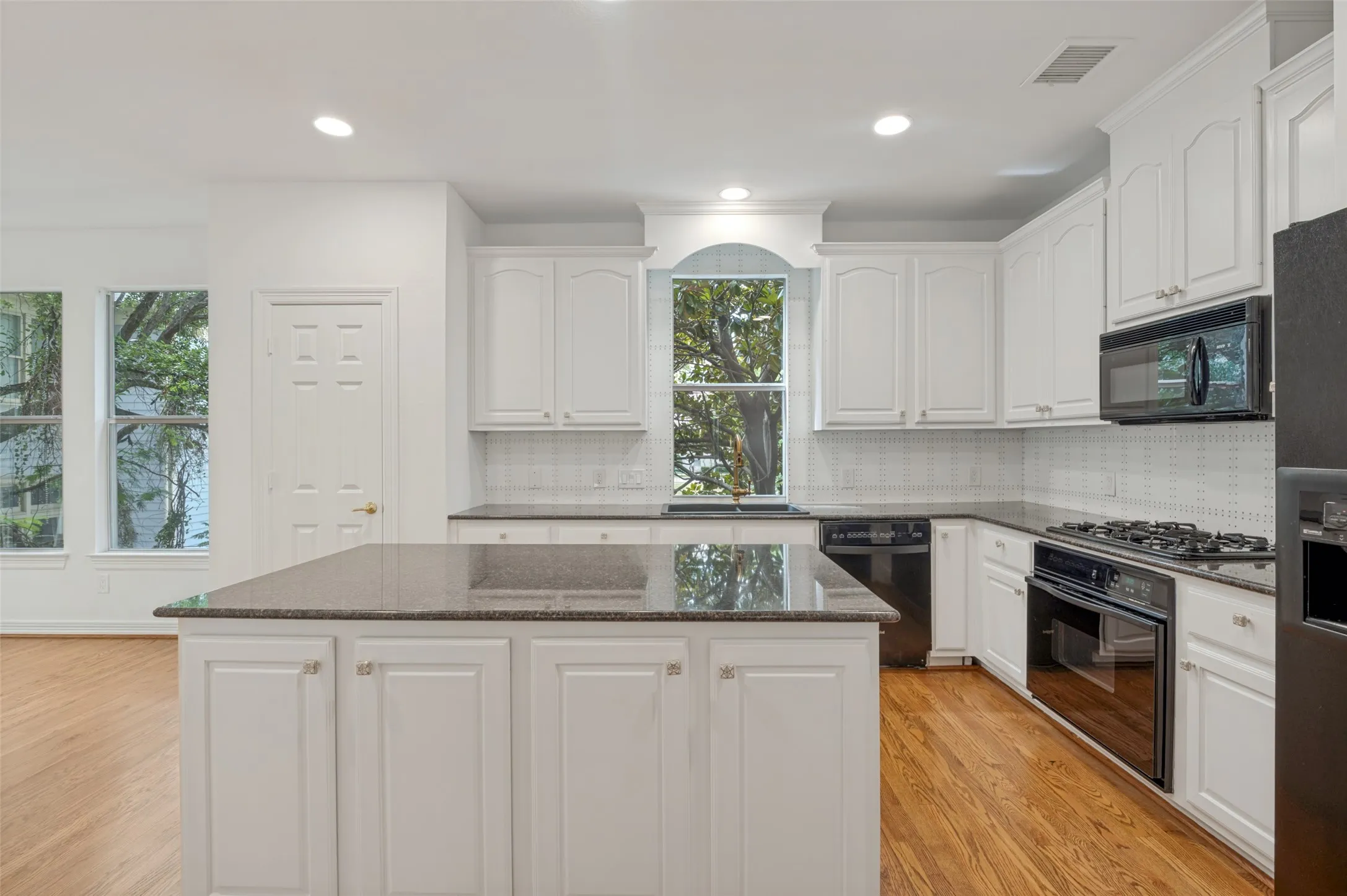 Single Family Residence For Sale in Dallas County , 2205 Boll Street A, Dallas, Texas 75204, 3 Bedroom, 4 Bathroom, 2 Garage spaces, 3,480 Sqft, built in 1998, mls#21341440, Real Estate Agent in Dallas, Homes For Sale in Dallas county, Homes For Sale in Dallas, Realtor in Dallas Texas, Real Estate Brokerage Independent Realty Texas, Luminita Cordes Realtor