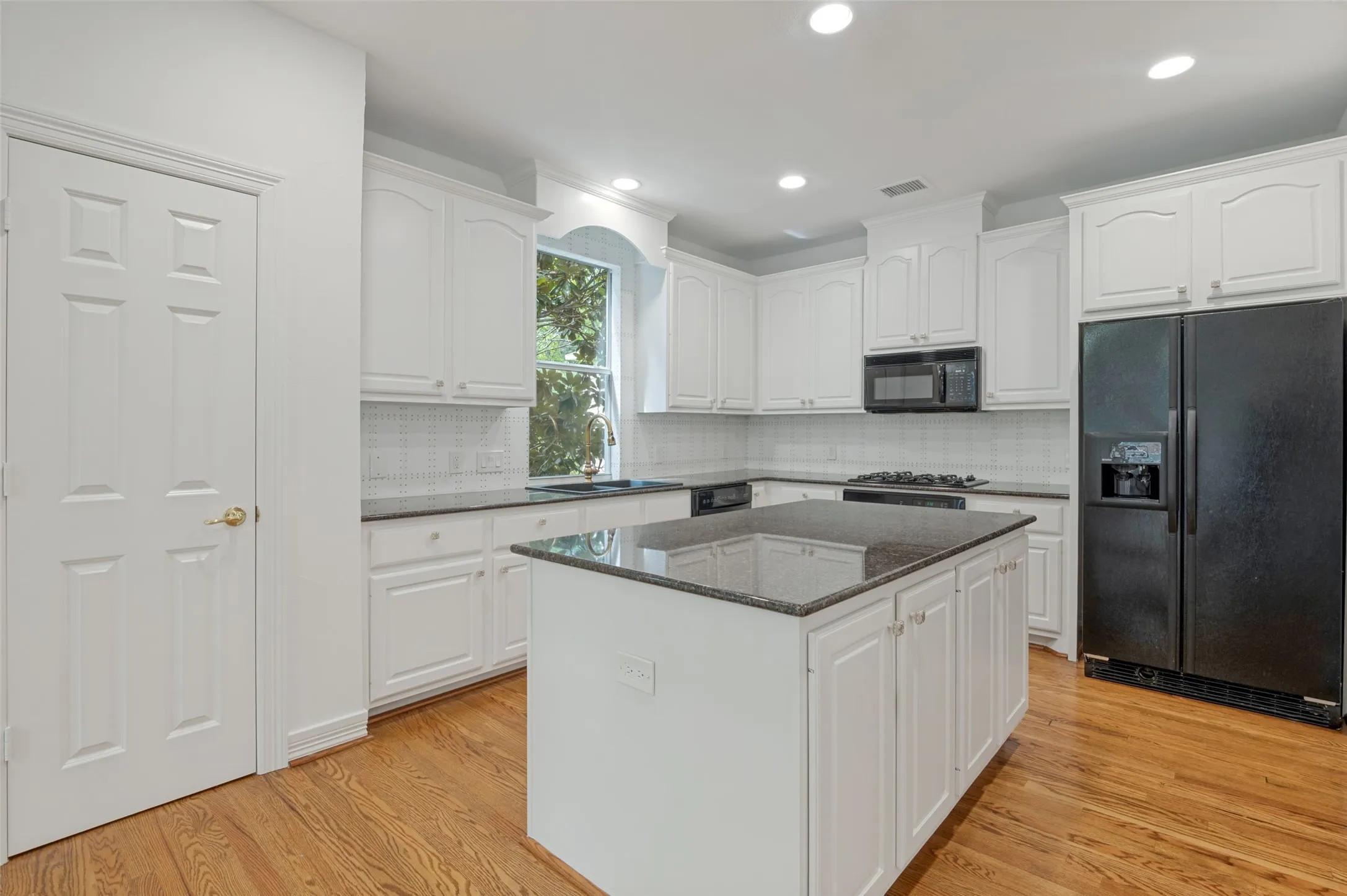 Single Family Residence For Sale in Dallas County , 2205 Boll Street A, Dallas, Texas 75204, 3 Bedroom, 4 Bathroom, 2 Garage spaces, 3,480 Sqft, built in 1998, mls#21341440, Real Estate Agent in Dallas, Homes For Sale in Dallas county, Homes For Sale in Dallas, Realtor in Dallas Texas, Real Estate Brokerage Independent Realty Texas, Luminita Cordes Realtor