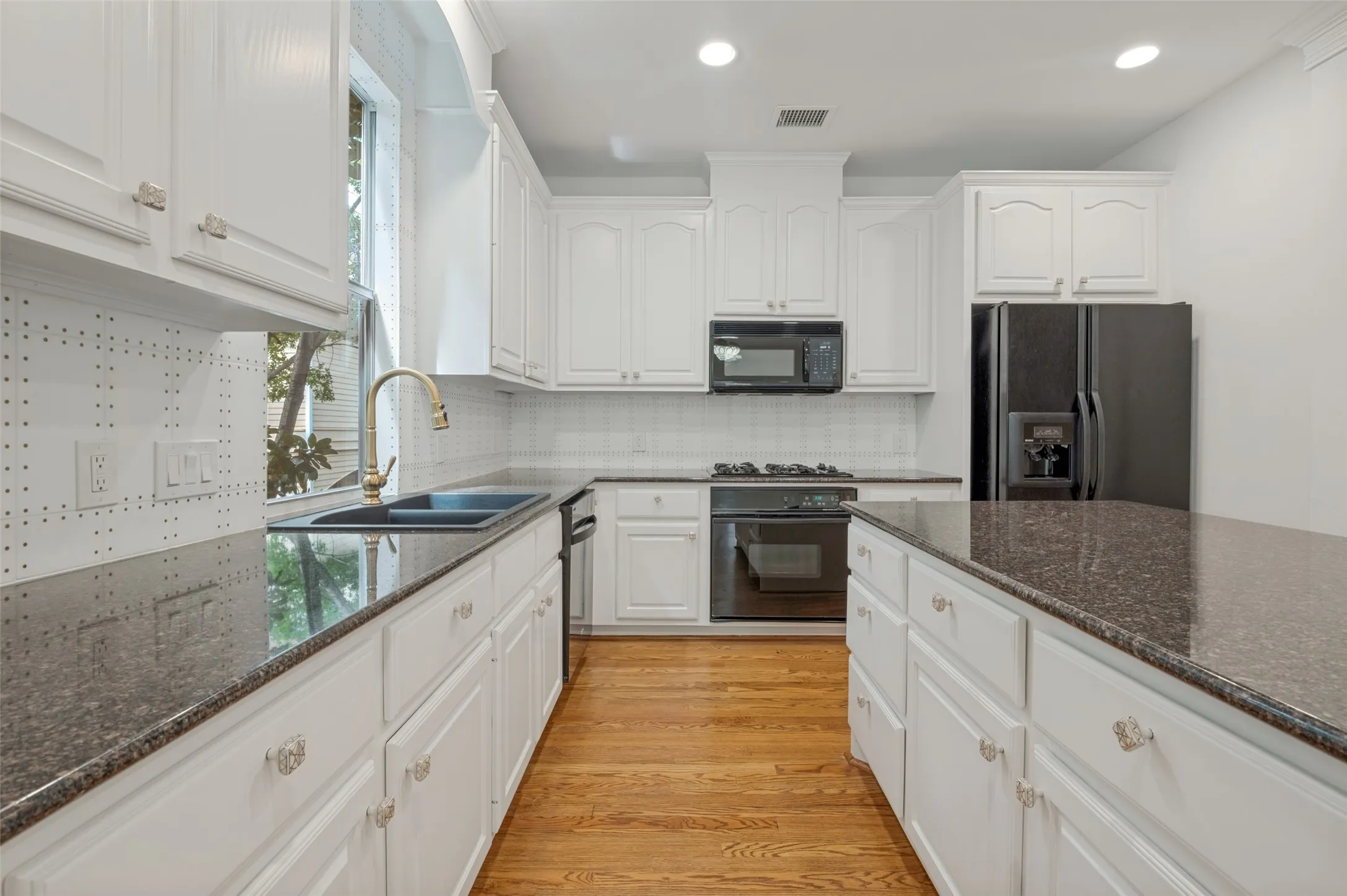 Single Family Residence For Sale in Dallas County , 2205 Boll Street A, Dallas, Texas 75204, 3 Bedroom, 4 Bathroom, 2 Garage spaces, 3,480 Sqft, built in 1998, mls#21341440, Real Estate Agent in Dallas, Homes For Sale in Dallas county, Homes For Sale in Dallas, Realtor in Dallas Texas, Real Estate Brokerage Independent Realty Texas, Luminita Cordes Realtor