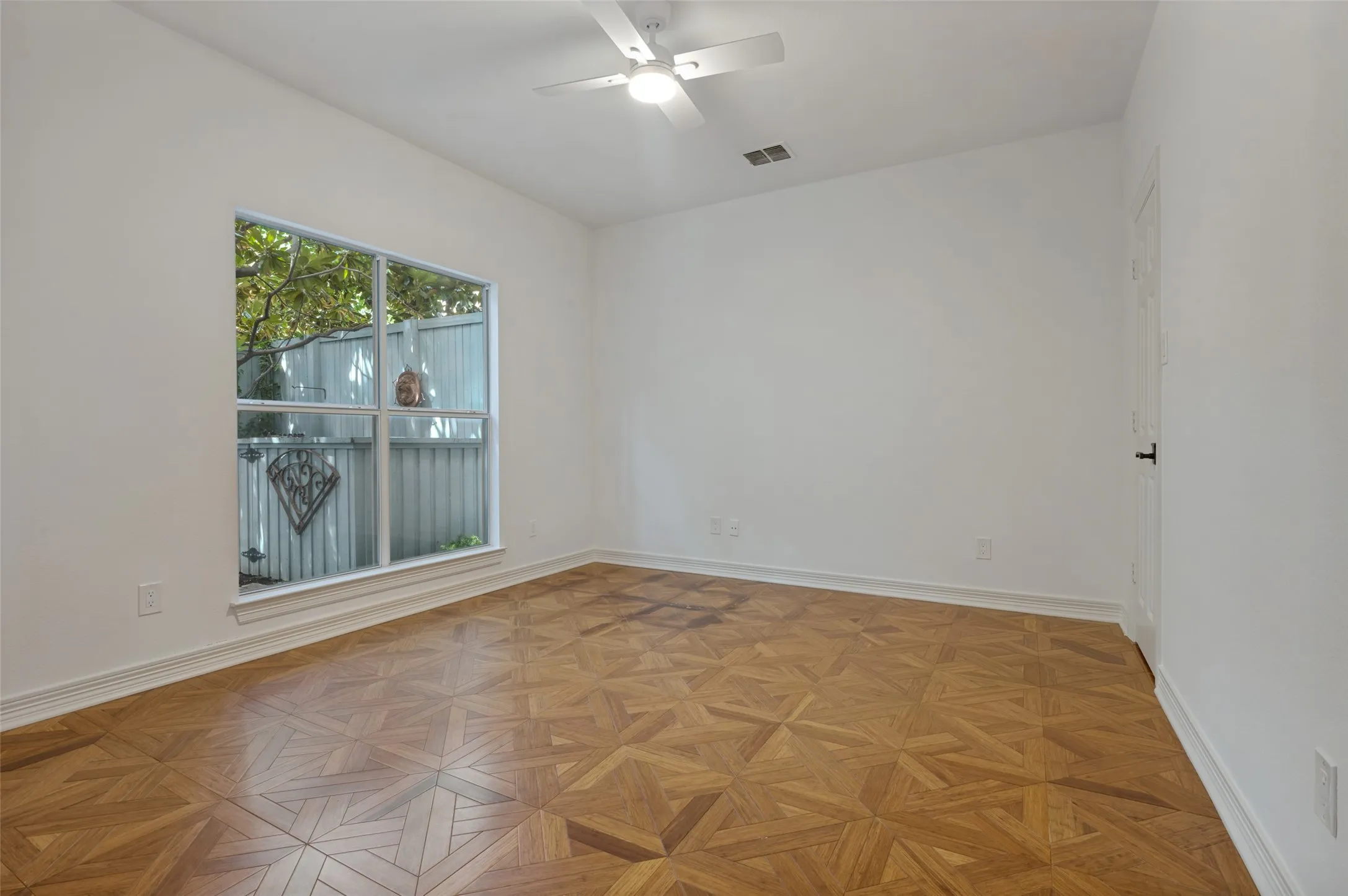 Single Family Residence For Sale in Dallas County , 2205 Boll Street A, Dallas, Texas 75204, 3 Bedroom, 4 Bathroom, 2 Garage spaces, 3,480 Sqft, built in 1998, mls#21341440, Real Estate Agent in Dallas, Homes For Sale in Dallas county, Homes For Sale in Dallas, Realtor in Dallas Texas, Real Estate Brokerage Independent Realty Texas, Luminita Cordes Realtor