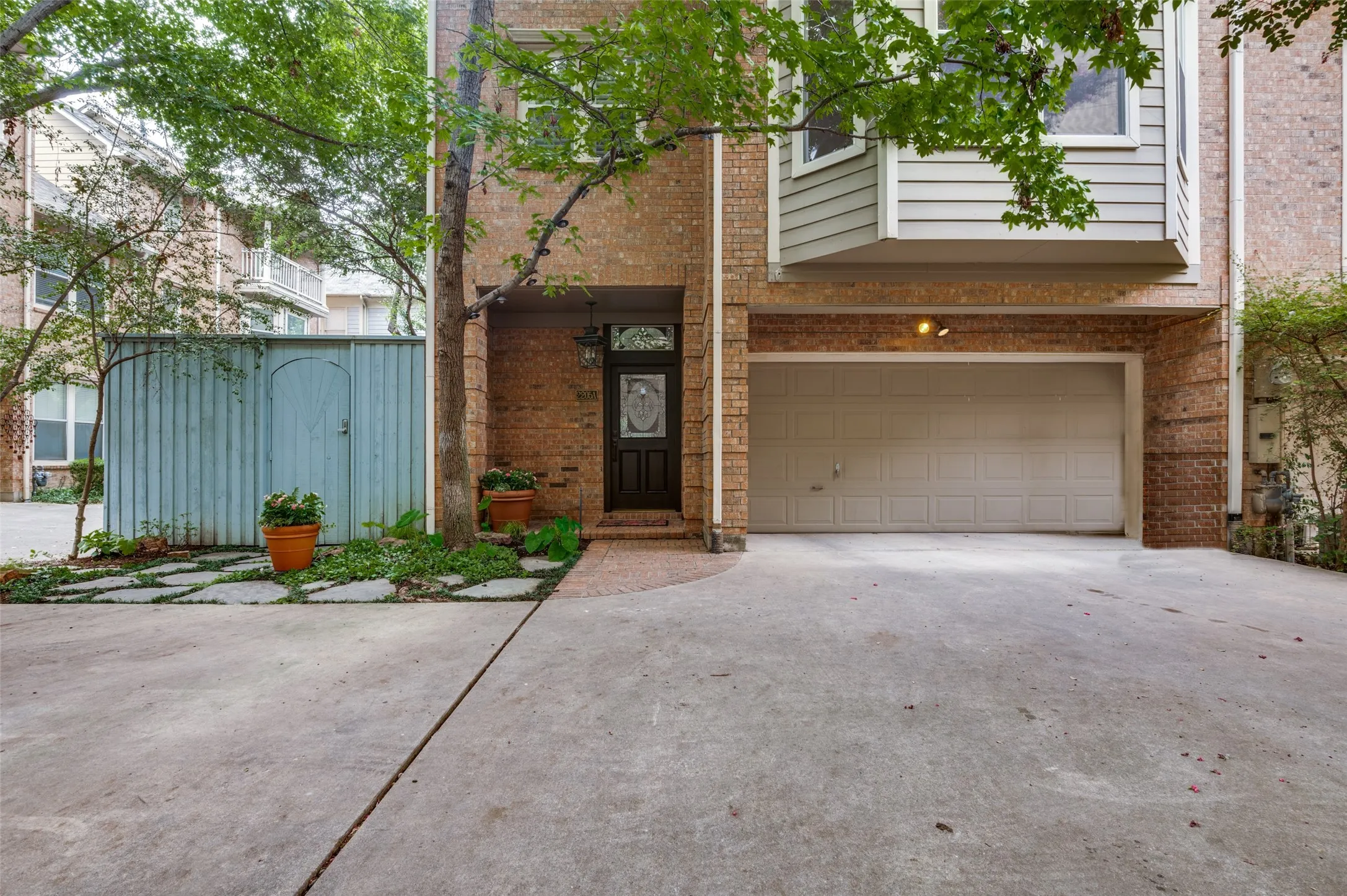 Single Family Residence For Sale in Dallas County , 2205 Boll Street A, Dallas, Texas 75204, 3 Bedroom, 4 Bathroom, 2 Garage spaces, 3,480 Sqft, built in 1998, mls#21341440, Real Estate Agent in Dallas, Homes For Sale in Dallas county, Homes For Sale in Dallas, Realtor in Dallas Texas, Real Estate Brokerage Independent Realty Texas, Luminita Cordes Realtor