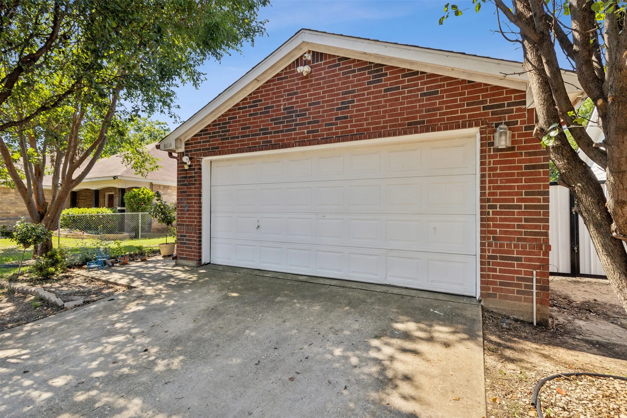 Single Family Residence For Sale in Dallas County , 8614 Torreon Court, Dallas, Texas 75217, 4 Bedroom, 2 Bathroom, 2 Garage spaces, 1,693 Sqft, built in 2004, mls#21343670, Real Estate Agent in Dallas, Homes For Sale in Dallas county, Homes For Sale in Dallas, Realtor in Dallas Texas, Real Estate Brokerage Independent Realty Texas, Luminita Cordes Realtor