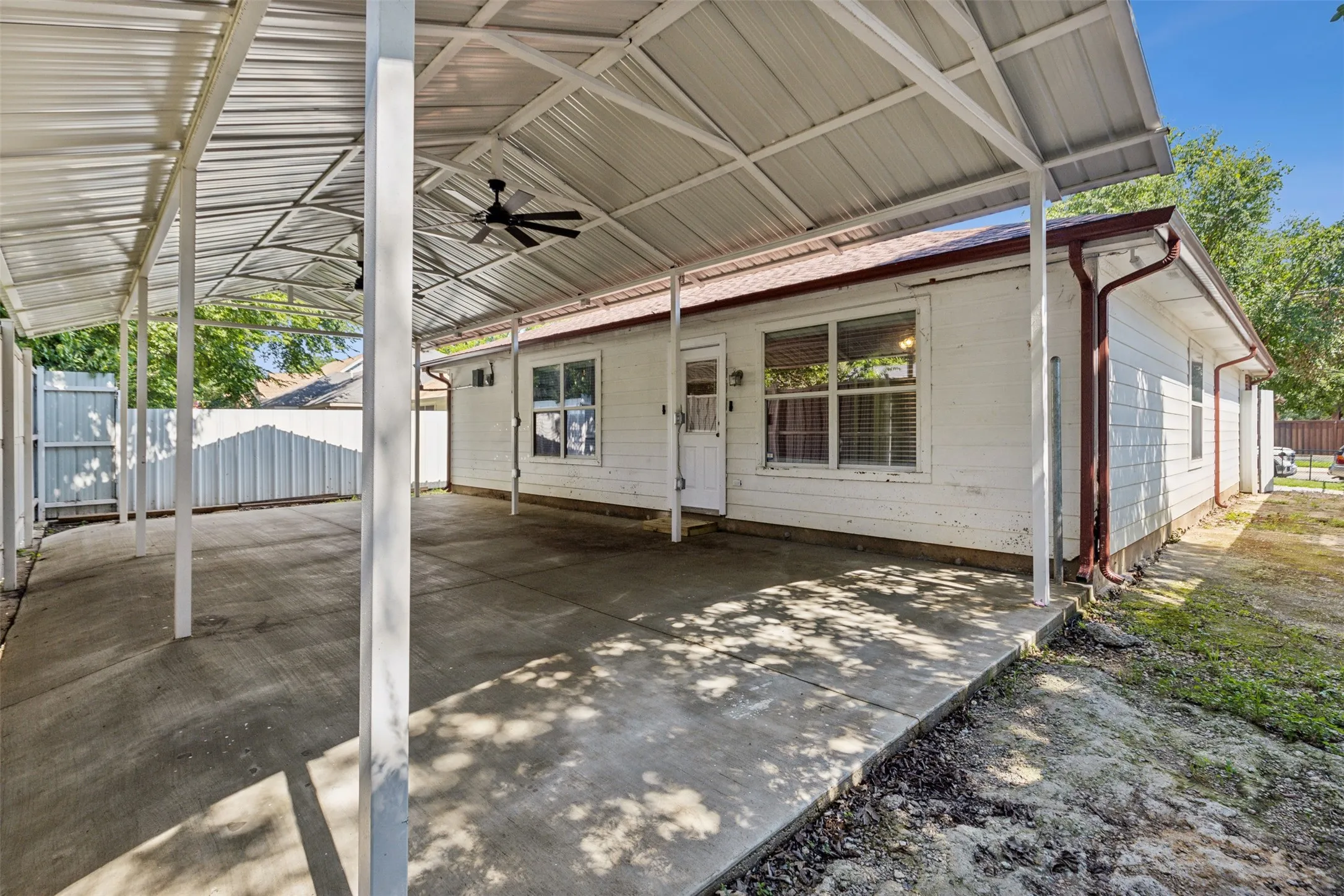 Single Family Residence For Sale in Dallas County , 8614 Torreon Court, Dallas, Texas 75217, 4 Bedroom, 2 Bathroom, 2 Garage spaces, 1,693 Sqft, built in 2004, mls#21343670, Real Estate Agent in Dallas, Homes For Sale in Dallas county, Homes For Sale in Dallas, Realtor in Dallas Texas, Real Estate Brokerage Independent Realty Texas, Luminita Cordes Realtor