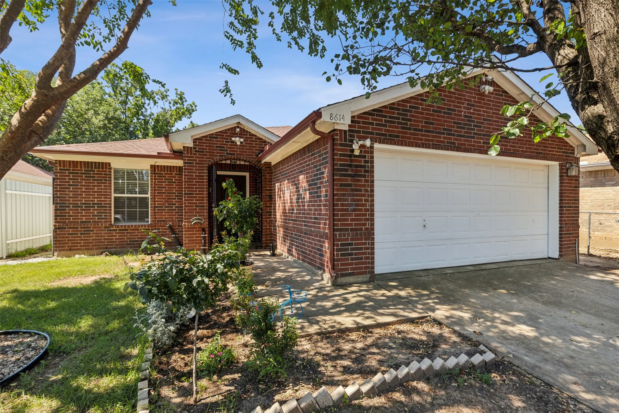 Single Family Residence For Sale in Dallas County , 8614 Torreon Court, Dallas, Texas 75217, 4 Bedroom, 2 Bathroom, 2 Garage spaces, 1,693 Sqft, built in 2004, mls#21343670, Real Estate Agent in Dallas, Homes For Sale in Dallas county, Homes For Sale in Dallas, Realtor in Dallas Texas, Real Estate Brokerage Independent Realty Texas, Luminita Cordes Realtor