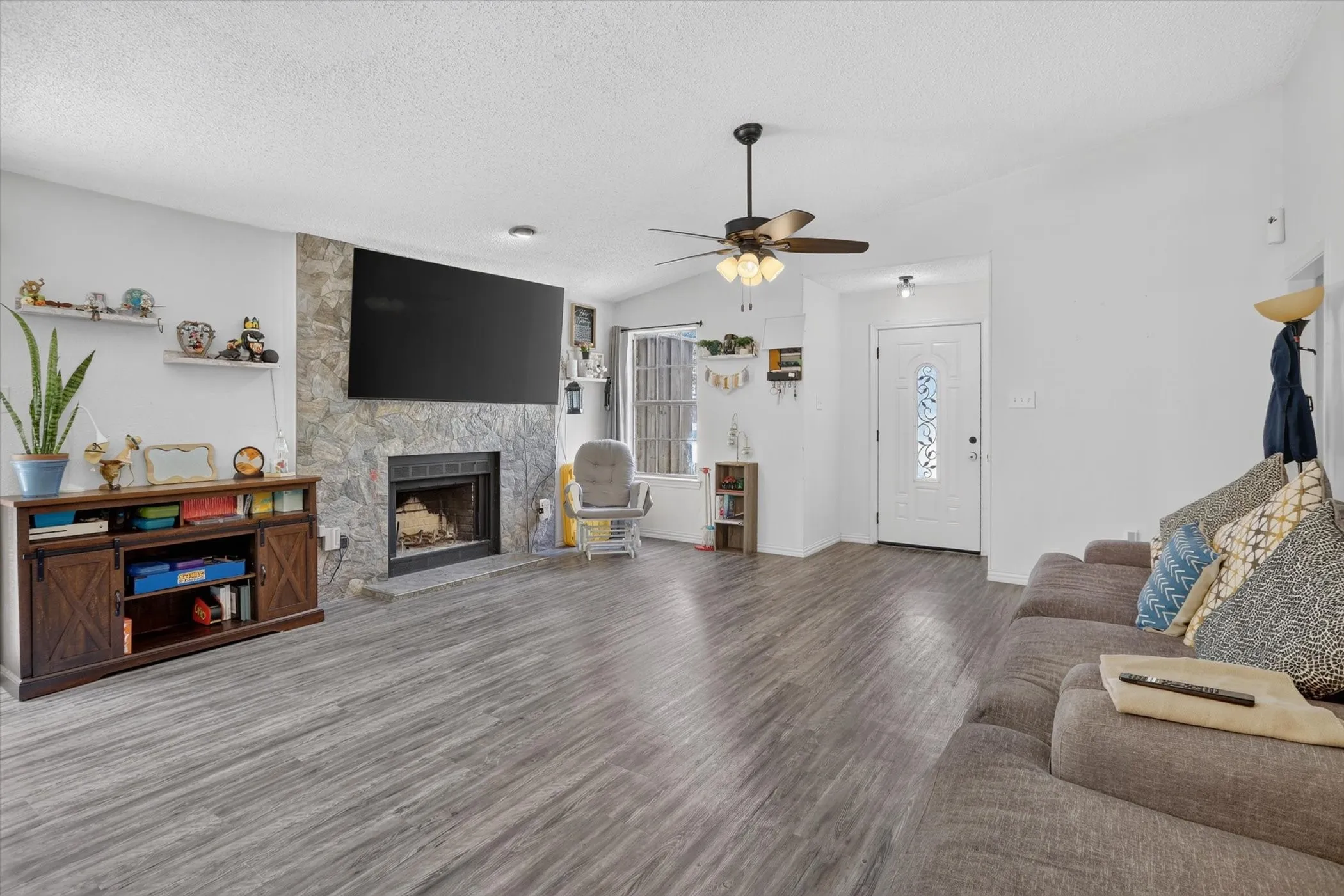 Single Family Residence For Rent in Dallas County , 2324 Markland Street, Irving, Texas 75060, 3 Bedroom, 2 Bathroom, Garage spaces, 1,912 Sqft, built in 1985, mls#21355392, Real Estate Agent in Irving, Homes For Rent in Dallas county, Homes For Rent in Irving, Realtor in Irving Texas, Real Estate Brokerage Independent Realty Texas, Luminita Cordes Realtor