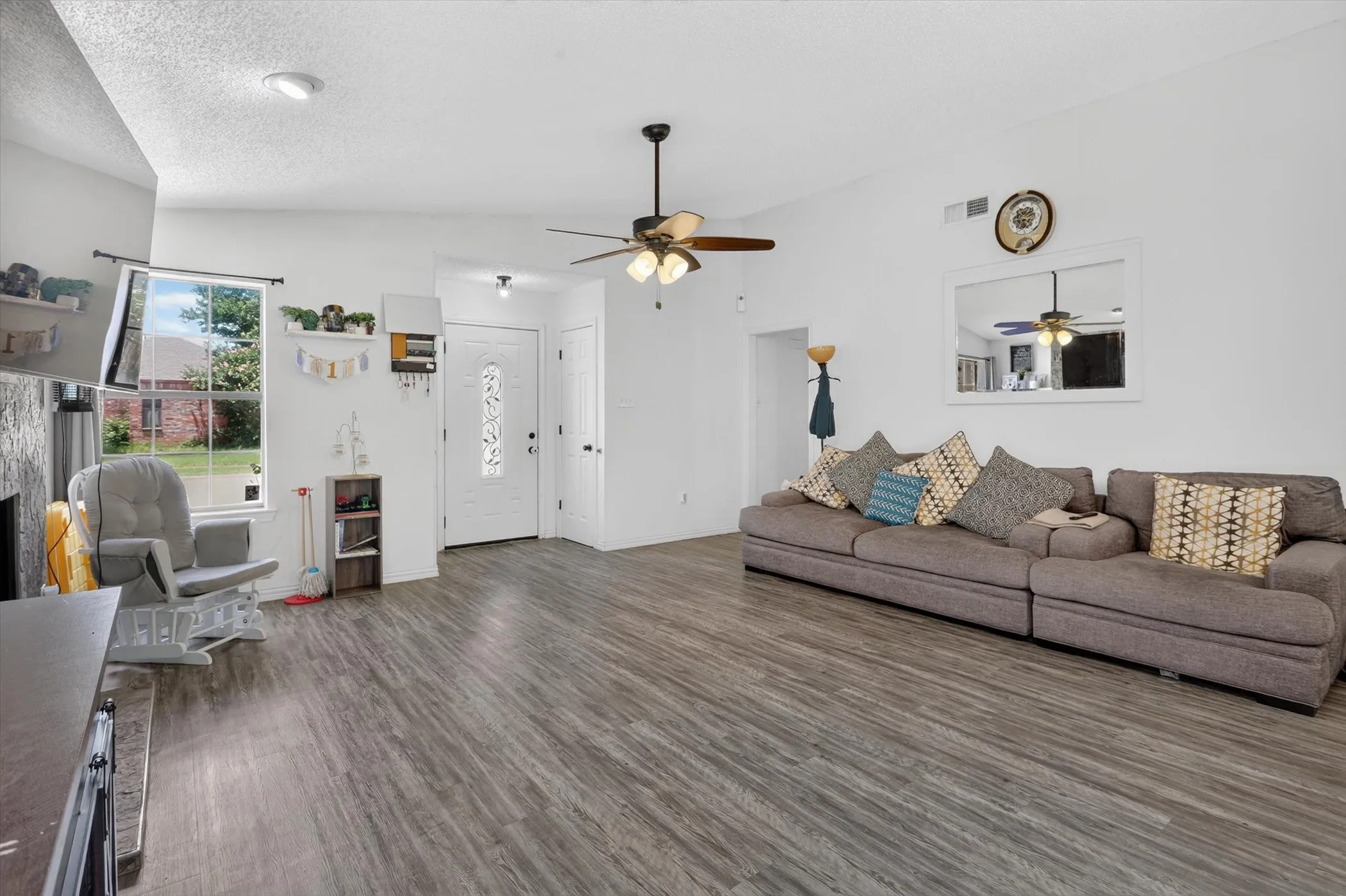 Single Family Residence For Rent in Dallas County , 2324 Markland Street, Irving, Texas 75060, 3 Bedroom, 2 Bathroom, Garage spaces, 1,912 Sqft, built in 1985, mls#21355392, Real Estate Agent in Irving, Homes For Rent in Dallas county, Homes For Rent in Irving, Realtor in Irving Texas, Real Estate Brokerage Independent Realty Texas, Luminita Cordes Realtor
