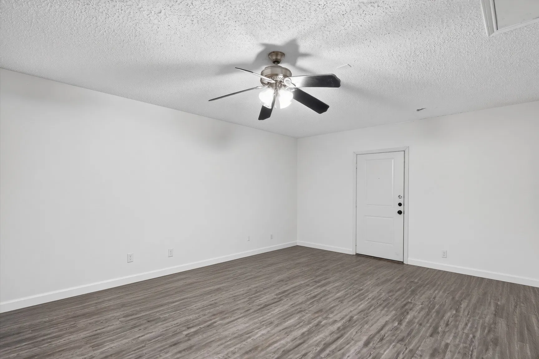 Single Family Residence For Rent in Dallas County , 2324 Markland Street, Irving, Texas 75060, 3 Bedroom, 2 Bathroom, Garage spaces, 1,912 Sqft, built in 1985, mls#21355392, Real Estate Agent in Irving, Homes For Rent in Dallas county, Homes For Rent in Irving, Realtor in Irving Texas, Real Estate Brokerage Independent Realty Texas, Luminita Cordes Realtor