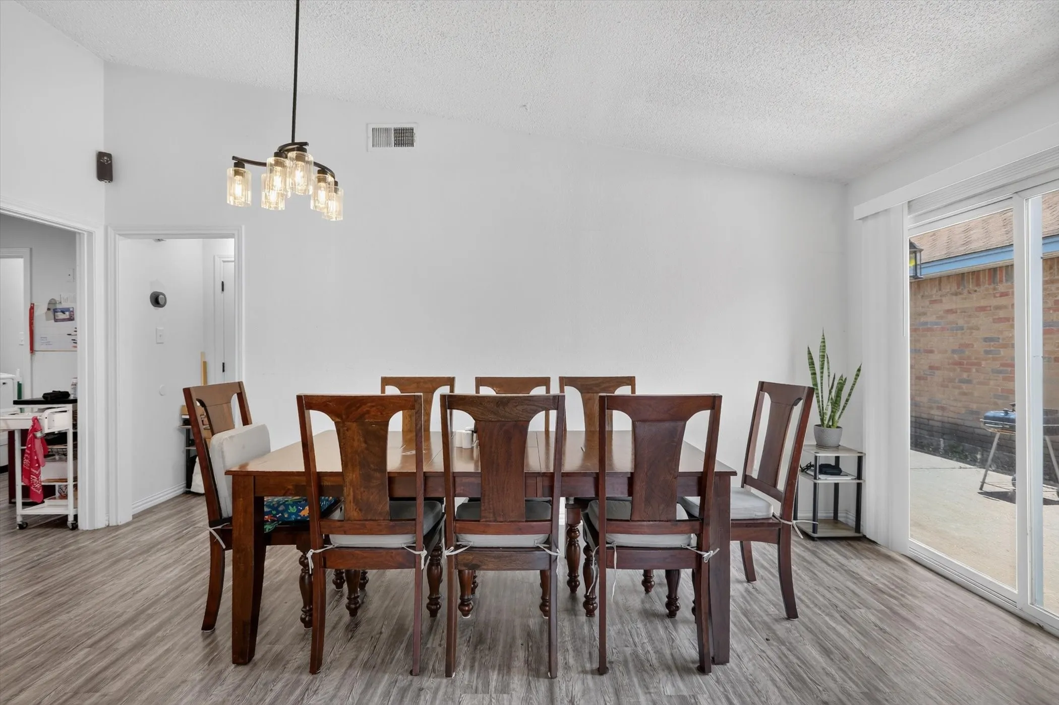 Single Family Residence For Rent in Dallas County , 2324 Markland Street, Irving, Texas 75060, 3 Bedroom, 2 Bathroom, Garage spaces, 1,912 Sqft, built in 1985, mls#21355392, Real Estate Agent in Irving, Homes For Rent in Dallas county, Homes For Rent in Irving, Realtor in Irving Texas, Real Estate Brokerage Independent Realty Texas, Luminita Cordes Realtor