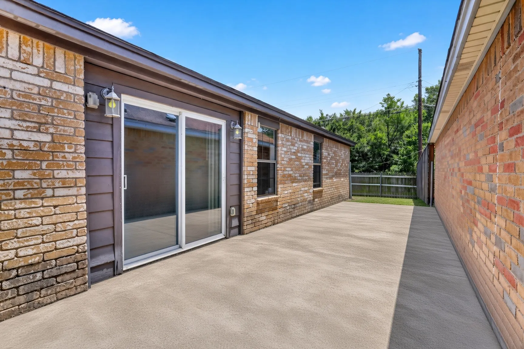 Single Family Residence For Rent in Dallas County , 2324 Markland Street, Irving, Texas 75060, 3 Bedroom, 2 Bathroom, Garage spaces, 1,912 Sqft, built in 1985, mls#21355392, Real Estate Agent in Irving, Homes For Rent in Dallas county, Homes For Rent in Irving, Realtor in Irving Texas, Real Estate Brokerage Independent Realty Texas, Luminita Cordes Realtor