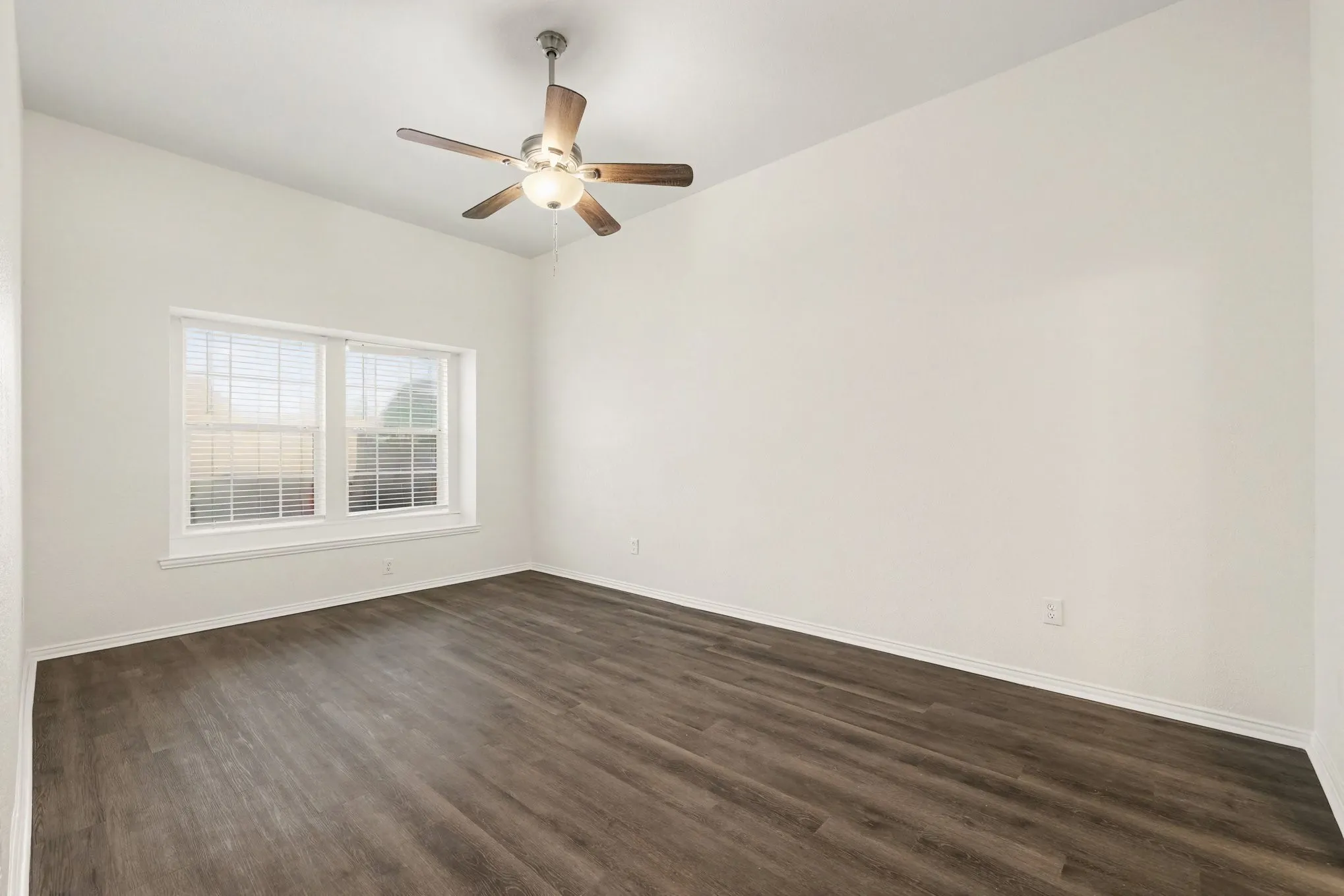 Single Family Residence For Sale in Denton County , 1637 Myrtle Drive, Little Elm, Texas 75068, 3 Bedroom, 2 Bathroom, 2 Garage spaces, 1,847 Sqft, built in 2002, mls#21355310, Real Estate Agent in Little Elm, Homes For Sale in Denton county, Homes For Sale in Little Elm, Realtor in Little Elm Texas, Real Estate Brokerage Independent Realty Texas, Luminita Cordes Realtor