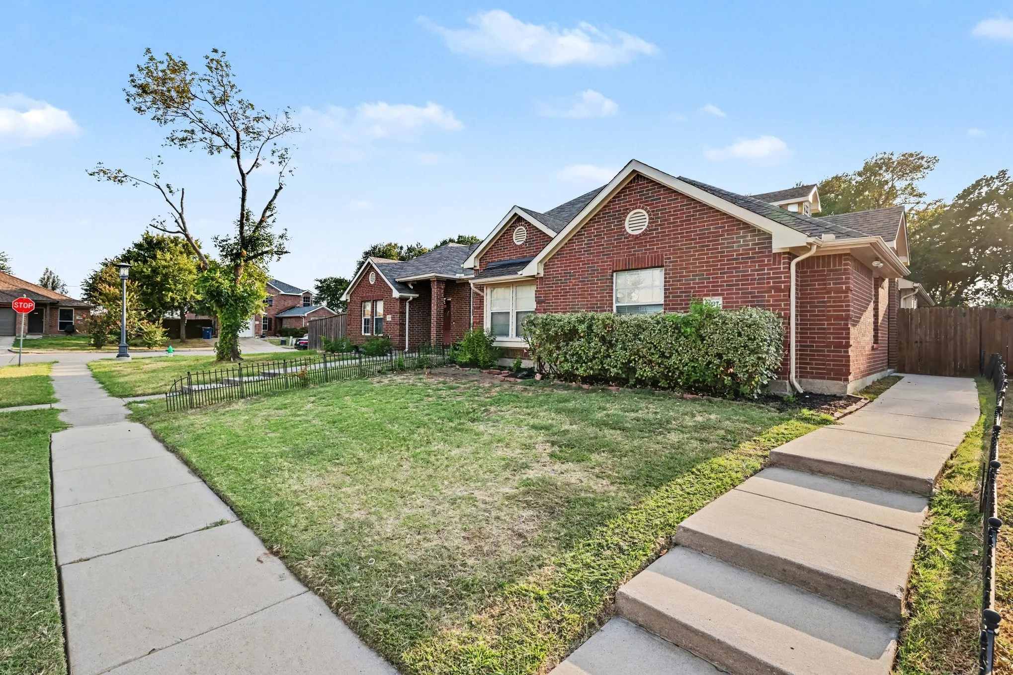 Single Family Residence For Sale in Denton County , 1637 Myrtle Drive, Little Elm, Texas 75068, 3 Bedroom, 2 Bathroom, 2 Garage spaces, 1,847 Sqft, built in 2002, mls#21355310, Real Estate Agent in Little Elm, Homes For Sale in Denton county, Homes For Sale in Little Elm, Realtor in Little Elm Texas, Real Estate Brokerage Independent Realty Texas, Luminita Cordes Realtor