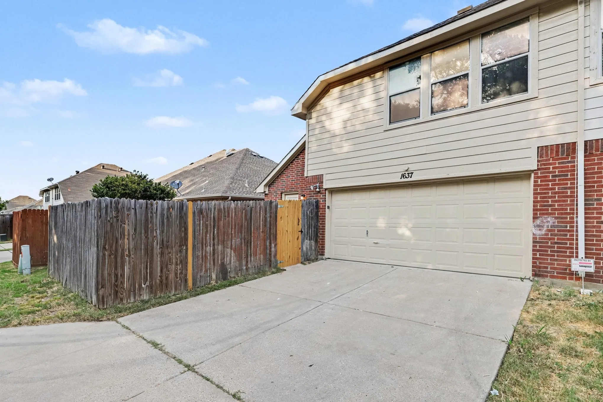 Single Family Residence For Sale in Denton County , 1637 Myrtle Drive, Little Elm, Texas 75068, 3 Bedroom, 2 Bathroom, 2 Garage spaces, 1,847 Sqft, built in 2002, mls#21355310, Real Estate Agent in Little Elm, Homes For Sale in Denton county, Homes For Sale in Little Elm, Realtor in Little Elm Texas, Real Estate Brokerage Independent Realty Texas, Luminita Cordes Realtor