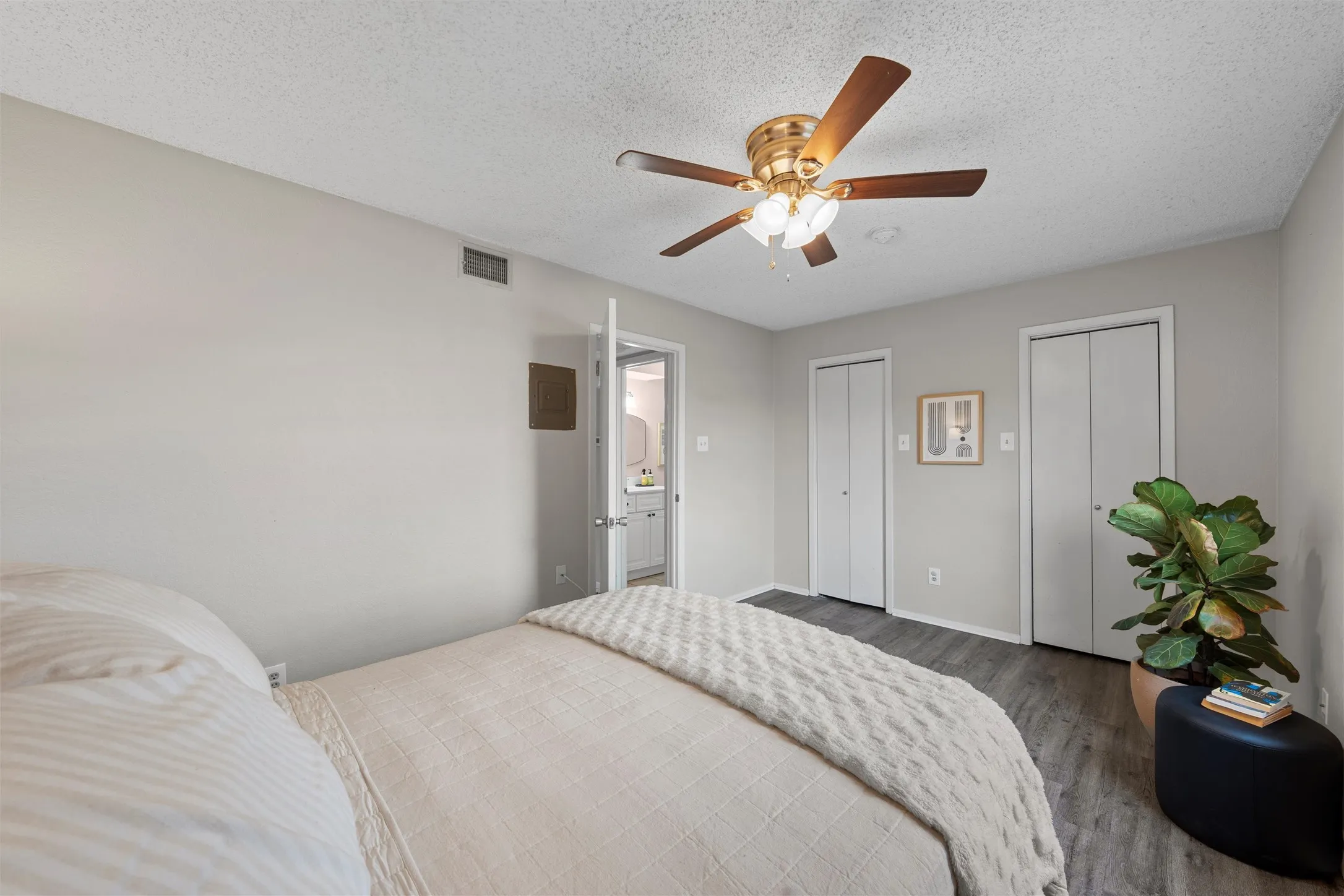 Condominium For Sale in Mc Lennan County , 1214 Baylor Avenue 116, Waco, Texas 76706, 1 Bedroom, 1 Bathroom, Garage spaces, 640 Sqft, built in 1983, mls#21355857, Real Estate Agent in Waco, Homes For Sale in Mc Lennan county, Homes For Sale in Waco, Realtor in Waco Texas, Real Estate Brokerage Independent Realty Texas, Luminita Cordes Realtor