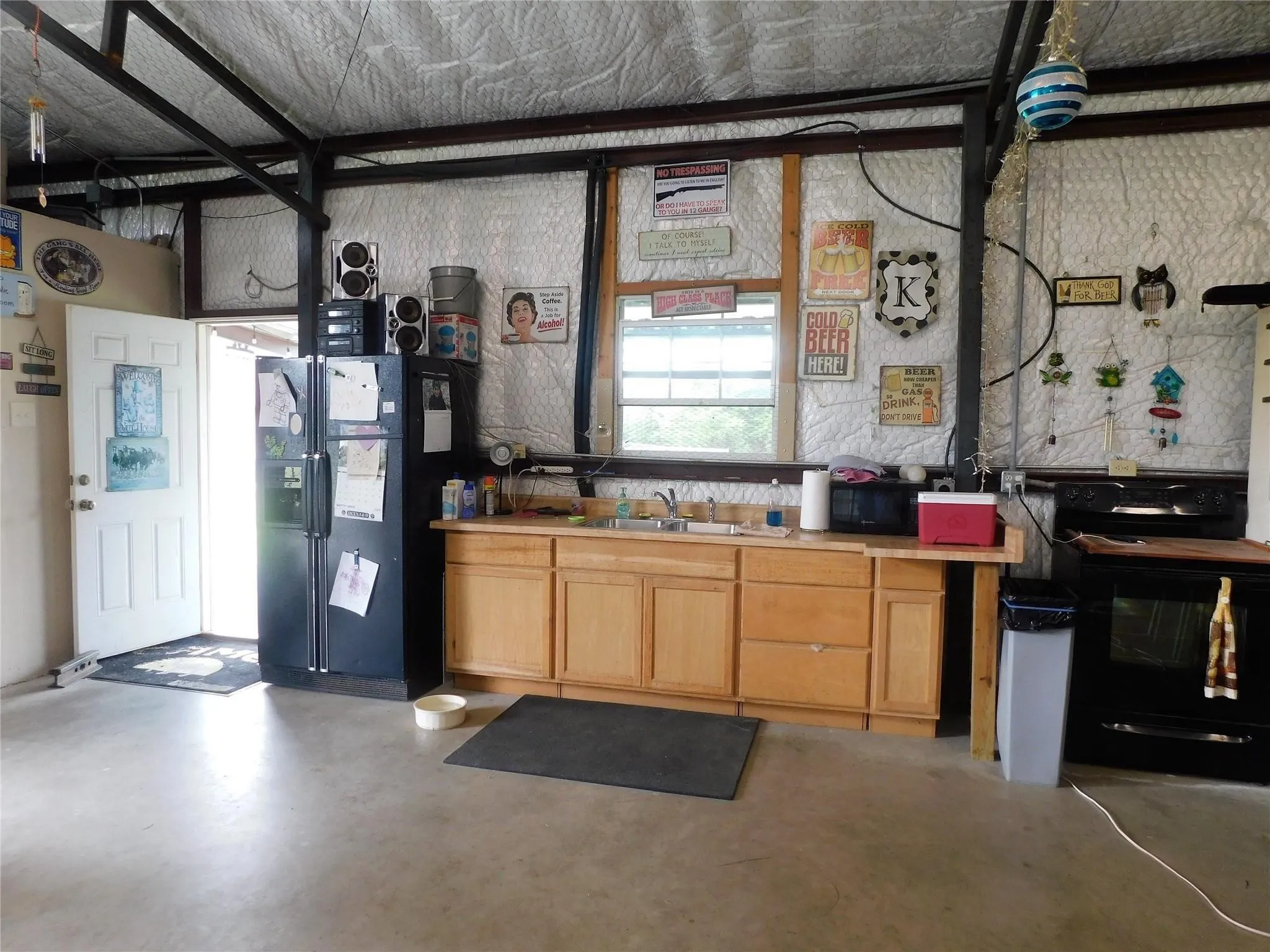 Kitchenette in workshop! Could be converted into a guest with ease.