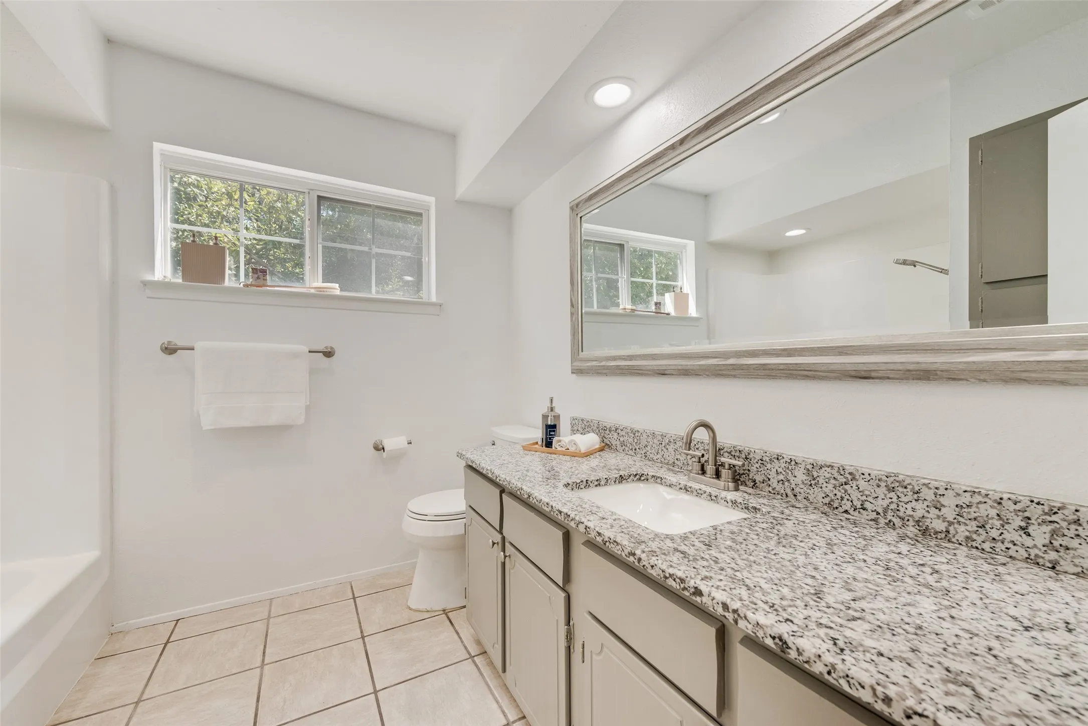 Condominium For Rent in Dallas County , 7492 E Northwest Highway 143, Dallas, Texas 75231, 2 Bedroom, 3 Bathroom, Garage spaces, 1,333 Sqft, built in 1973, mls#21356106, Real Estate Agent in Dallas, Homes For Rent in Dallas county, Homes For Rent in Dallas, Realtor in Dallas Texas, Real Estate Brokerage Independent Realty Texas, Luminita Cordes Realtor