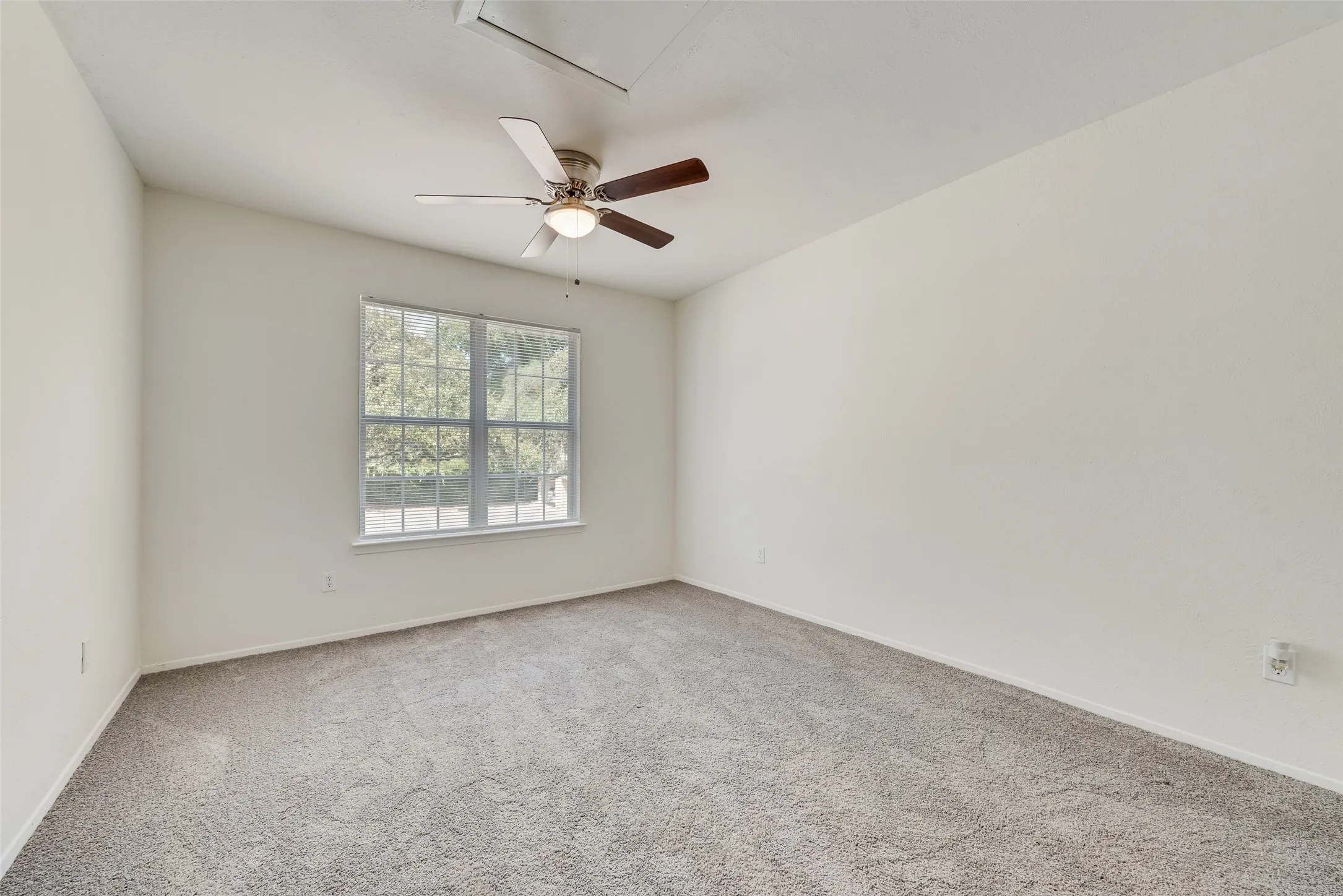 Condominium For Rent in Dallas County , 7492 E Northwest Highway 143, Dallas, Texas 75231, 2 Bedroom, 3 Bathroom, Garage spaces, 1,333 Sqft, built in 1973, mls#21356106, Real Estate Agent in Dallas, Homes For Rent in Dallas county, Homes For Rent in Dallas, Realtor in Dallas Texas, Real Estate Brokerage Independent Realty Texas, Luminita Cordes Realtor