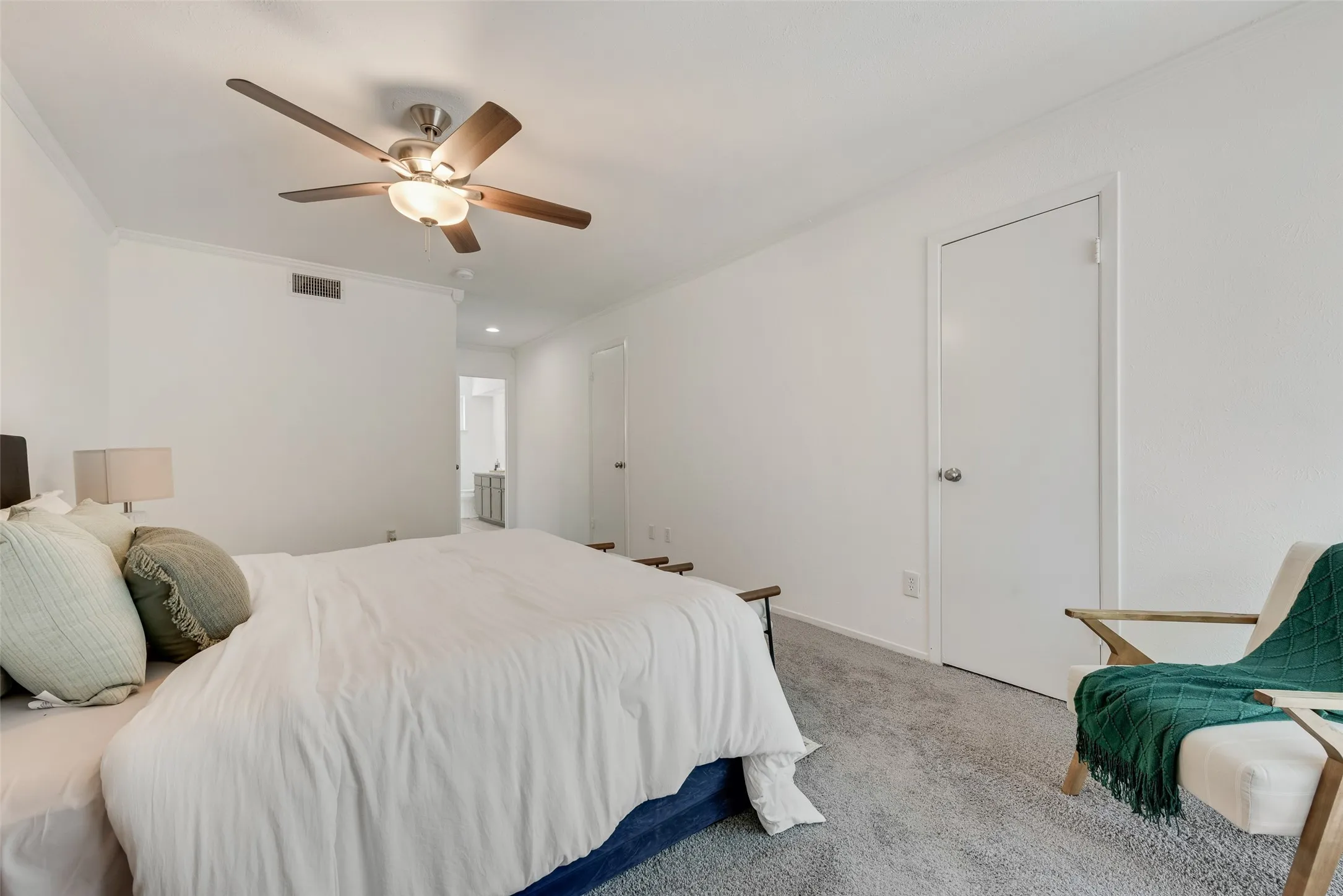 Condominium For Rent in Dallas County , 7492 E Northwest Highway 143, Dallas, Texas 75231, 2 Bedroom, 3 Bathroom, Garage spaces, 1,333 Sqft, built in 1973, mls#21356106, Real Estate Agent in Dallas, Homes For Rent in Dallas county, Homes For Rent in Dallas, Realtor in Dallas Texas, Real Estate Brokerage Independent Realty Texas, Luminita Cordes Realtor