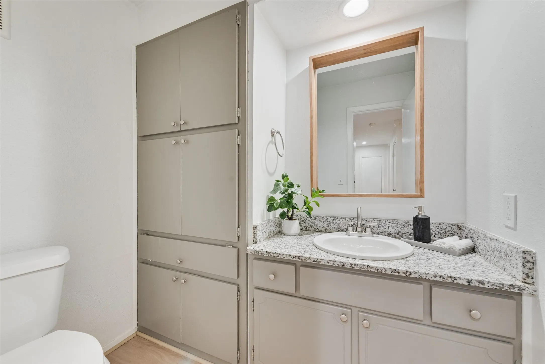 Condominium For Rent in Dallas County , 7492 E Northwest Highway 143, Dallas, Texas 75231, 2 Bedroom, 3 Bathroom, Garage spaces, 1,333 Sqft, built in 1973, mls#21356106, Real Estate Agent in Dallas, Homes For Rent in Dallas county, Homes For Rent in Dallas, Realtor in Dallas Texas, Real Estate Brokerage Independent Realty Texas, Luminita Cordes Realtor