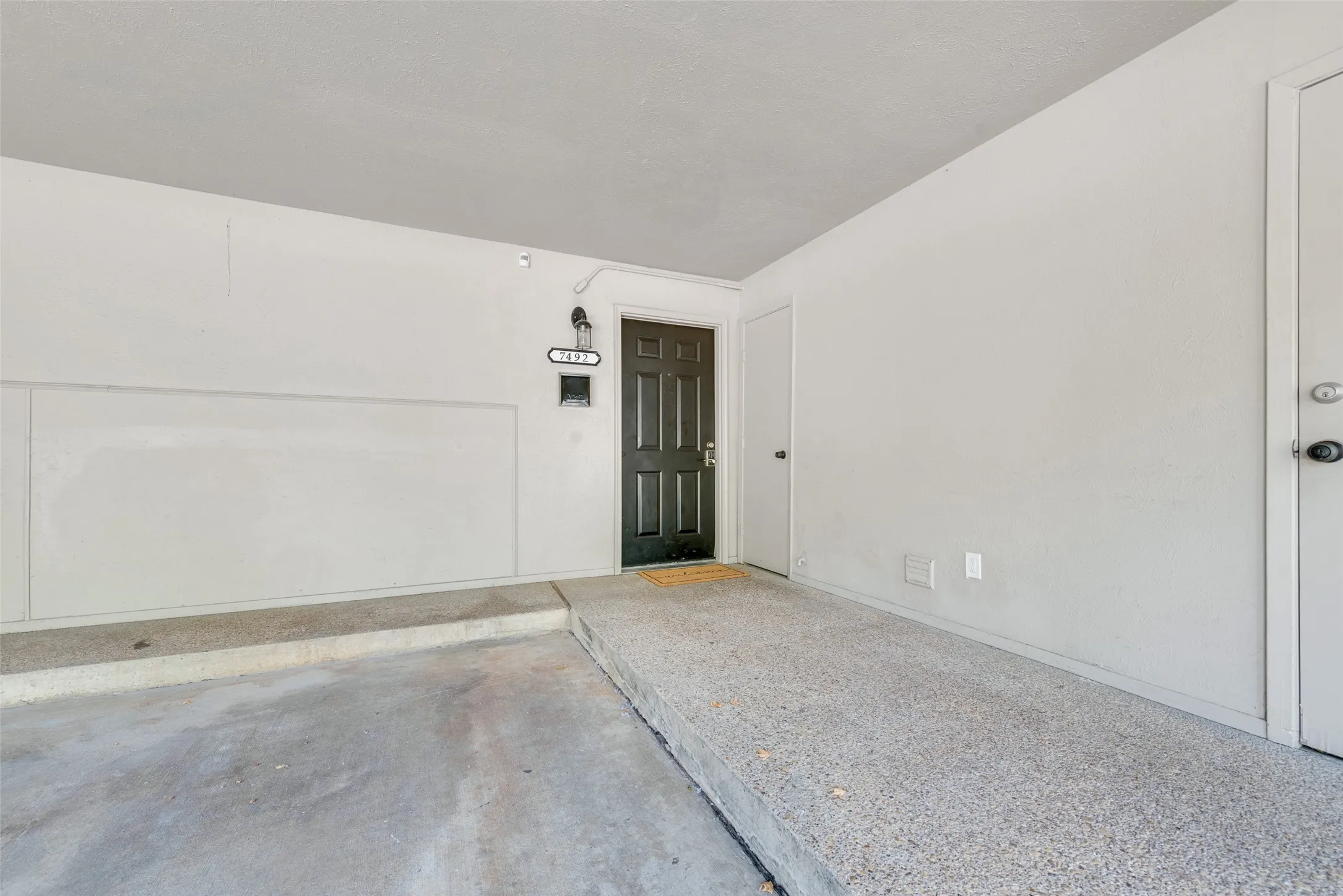 Condominium For Rent in Dallas County , 7492 E Northwest Highway 143, Dallas, Texas 75231, 2 Bedroom, 3 Bathroom, Garage spaces, 1,333 Sqft, built in 1973, mls#21356106, Real Estate Agent in Dallas, Homes For Rent in Dallas county, Homes For Rent in Dallas, Realtor in Dallas Texas, Real Estate Brokerage Independent Realty Texas, Luminita Cordes Realtor