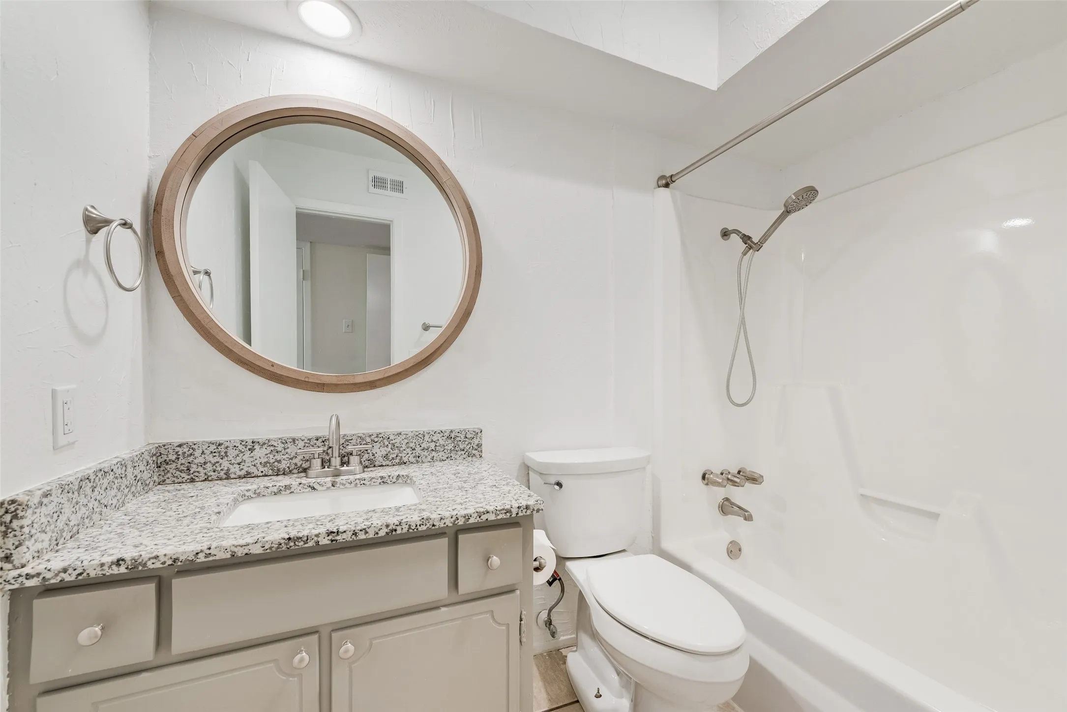 Condominium For Rent in Dallas County , 7492 E Northwest Highway 143, Dallas, Texas 75231, 2 Bedroom, 3 Bathroom, Garage spaces, 1,333 Sqft, built in 1973, mls#21356106, Real Estate Agent in Dallas, Homes For Rent in Dallas county, Homes For Rent in Dallas, Realtor in Dallas Texas, Real Estate Brokerage Independent Realty Texas, Luminita Cordes Realtor