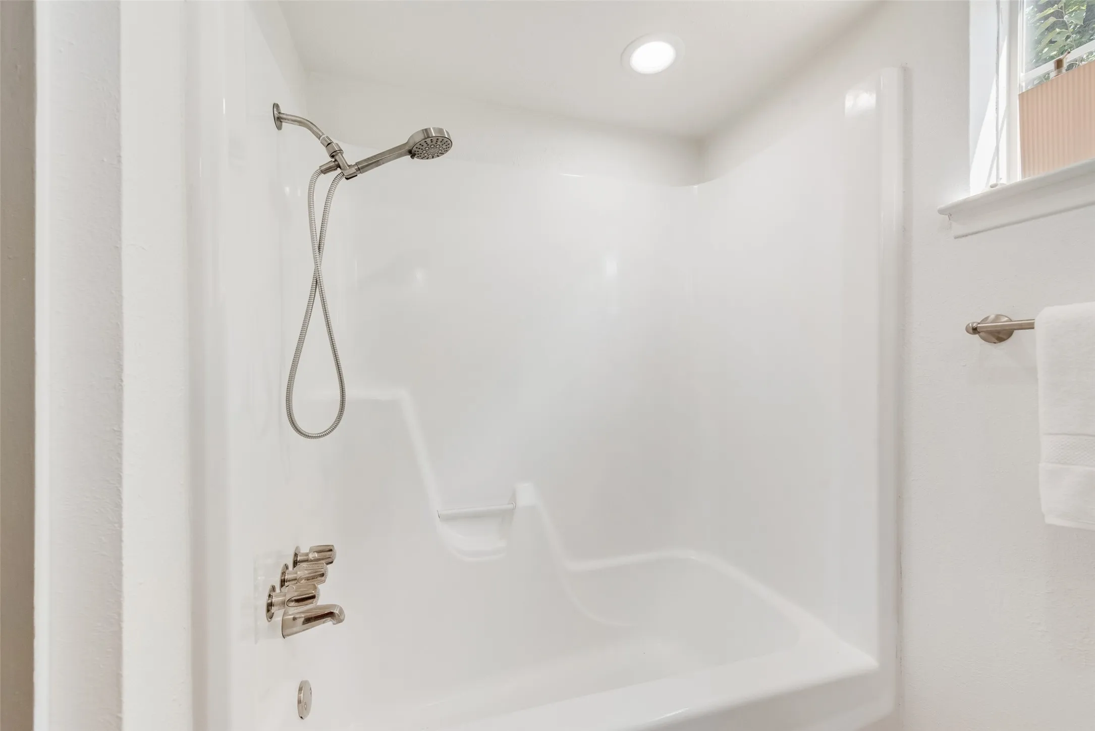 Condominium For Rent in Dallas County , 7492 E Northwest Highway 143, Dallas, Texas 75231, 2 Bedroom, 3 Bathroom, Garage spaces, 1,333 Sqft, built in 1973, mls#21356106, Real Estate Agent in Dallas, Homes For Rent in Dallas county, Homes For Rent in Dallas, Realtor in Dallas Texas, Real Estate Brokerage Independent Realty Texas, Luminita Cordes Realtor
