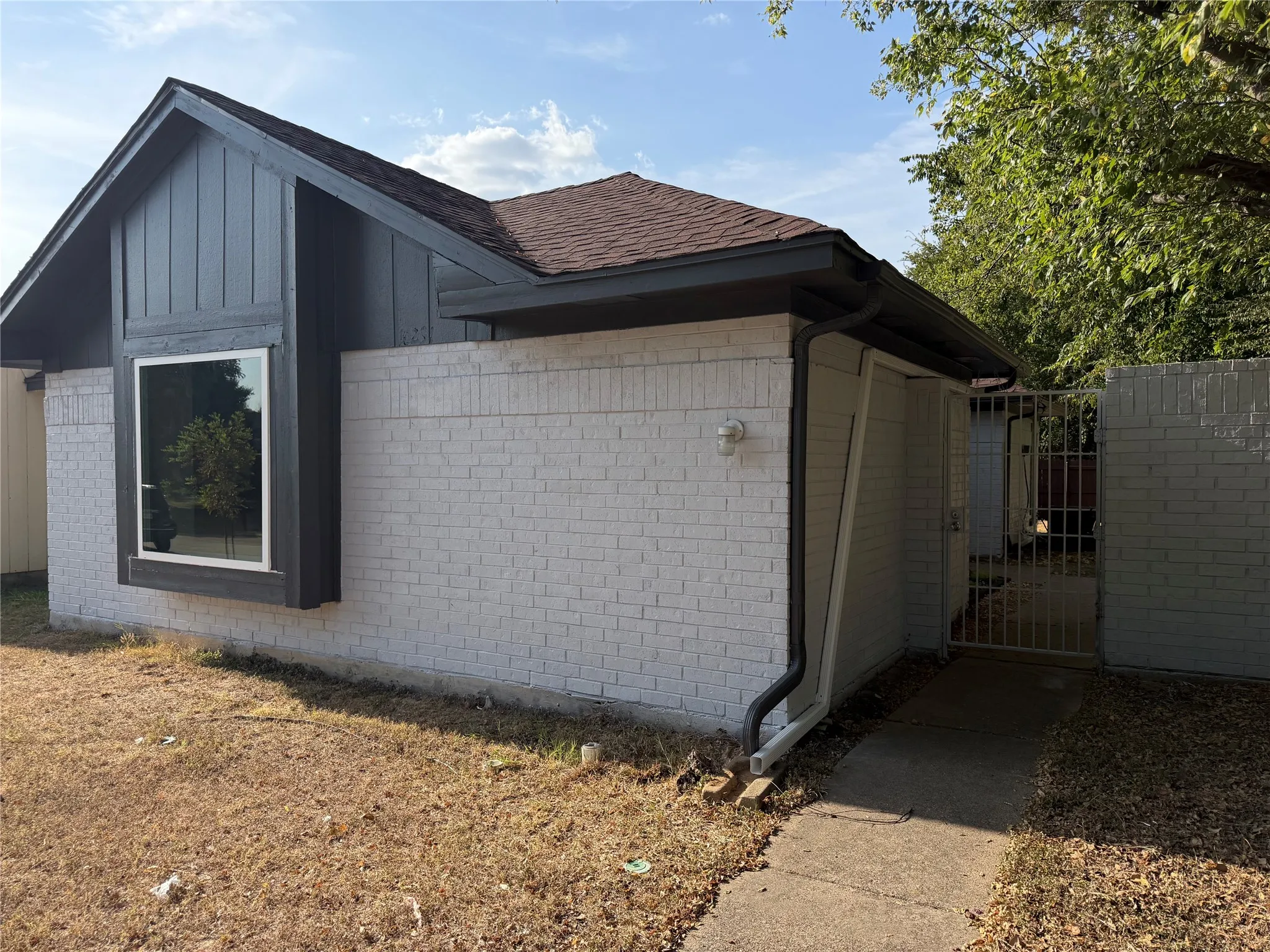 Duplex For Rent in Dallas County , 10231 Ridge Oak Street, Dallas, Texas 75227, 3 Bedroom, 2 Bathroom, 1 Garage spaces, 1,194 Sqft, built in 1985, Price $2,250, mls#21356118, Real Estate Agent in Dallas, Homes For Rent in Dallas county, Homes For Rent in Dallas, Realtor in Dallas Texas, Real Estate Brokerage Independent Realty Texas, Luminita Cordes Realtor