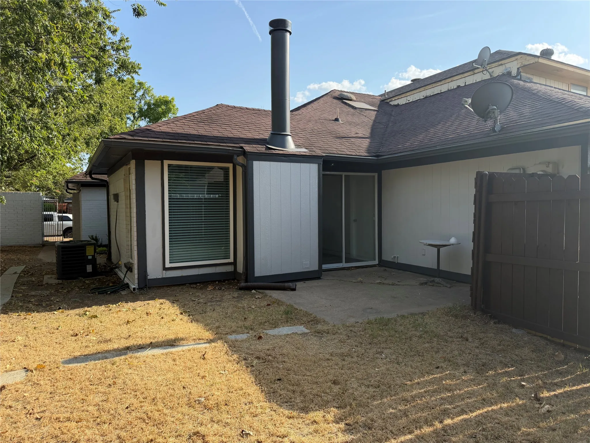 Duplex For Rent in Dallas County , 10231 Ridge Oak Street, Dallas, Texas 75227, 3 Bedroom, 2 Bathroom, 1 Garage spaces, 1,194 Sqft, built in 1985, Price $2,250, mls#21356118, Real Estate Agent in Dallas, Homes For Rent in Dallas county, Homes For Rent in Dallas, Realtor in Dallas Texas, Real Estate Brokerage Independent Realty Texas, Luminita Cordes Realtor
