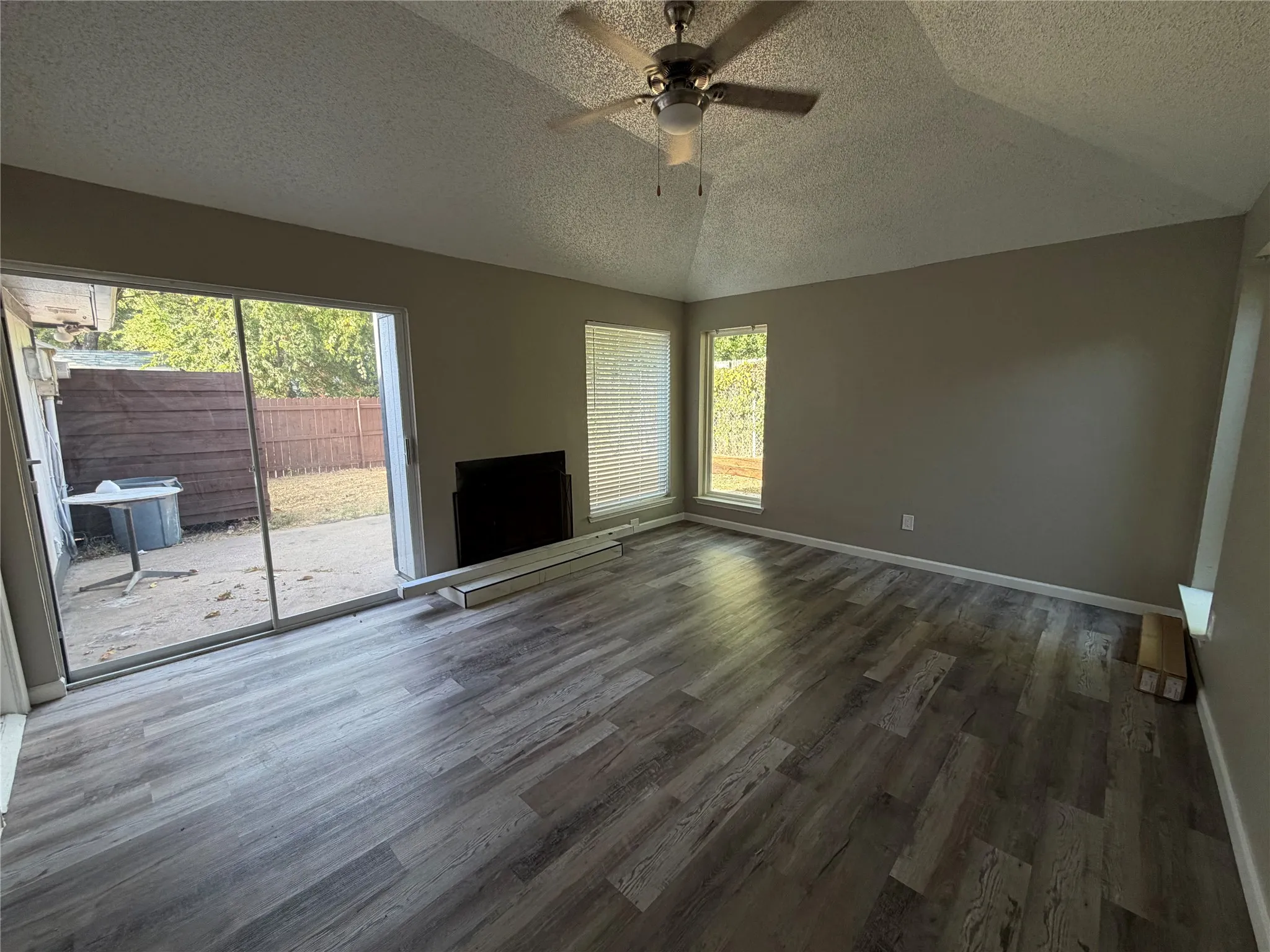 Duplex For Rent in Dallas County , 10231 Ridge Oak Street, Dallas, Texas 75227, 3 Bedroom, 2 Bathroom, 1 Garage spaces, 1,194 Sqft, built in 1985, Price $2,250, mls#21356118, Real Estate Agent in Dallas, Homes For Rent in Dallas county, Homes For Rent in Dallas, Realtor in Dallas Texas, Real Estate Brokerage Independent Realty Texas, Luminita Cordes Realtor