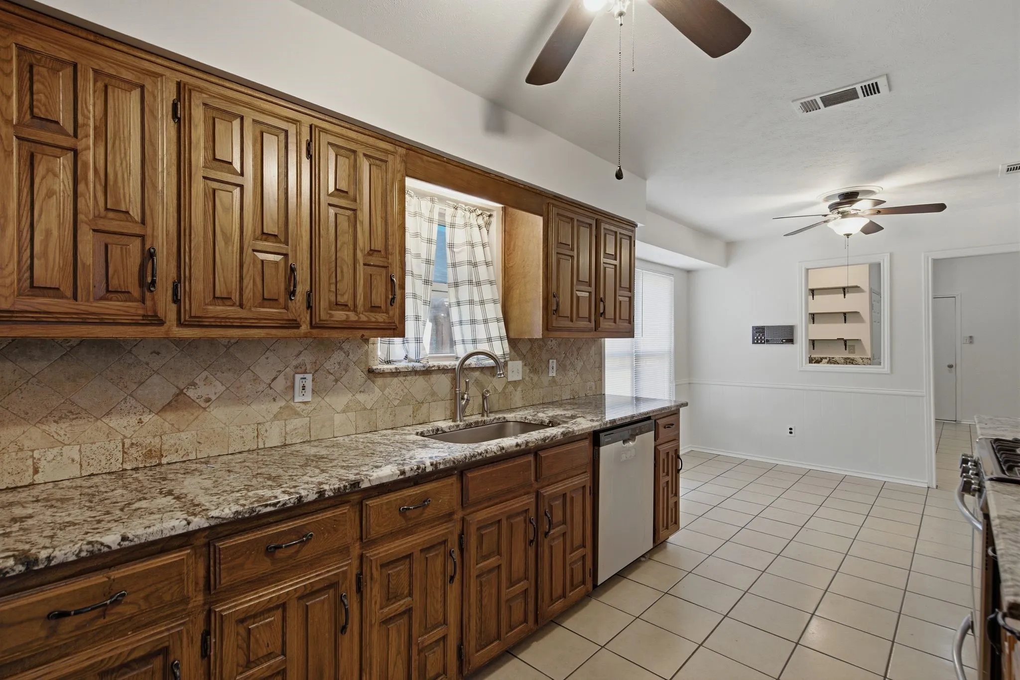 Single Family Residence For Rent in Dallas County , 2119 Pueblo Drive, Carrollton, Texas 75006, 3 Bedroom, 2 Bathroom, 2 Garage spaces, 1,916 Sqft, built in 1977, mls#21351991, Real Estate Agent in Carrollton, Homes For Rent in Dallas county, Homes For Rent in Carrollton, Realtor in Carrollton Texas, Real Estate Brokerage Independent Realty Texas, Luminita Cordes Realtor