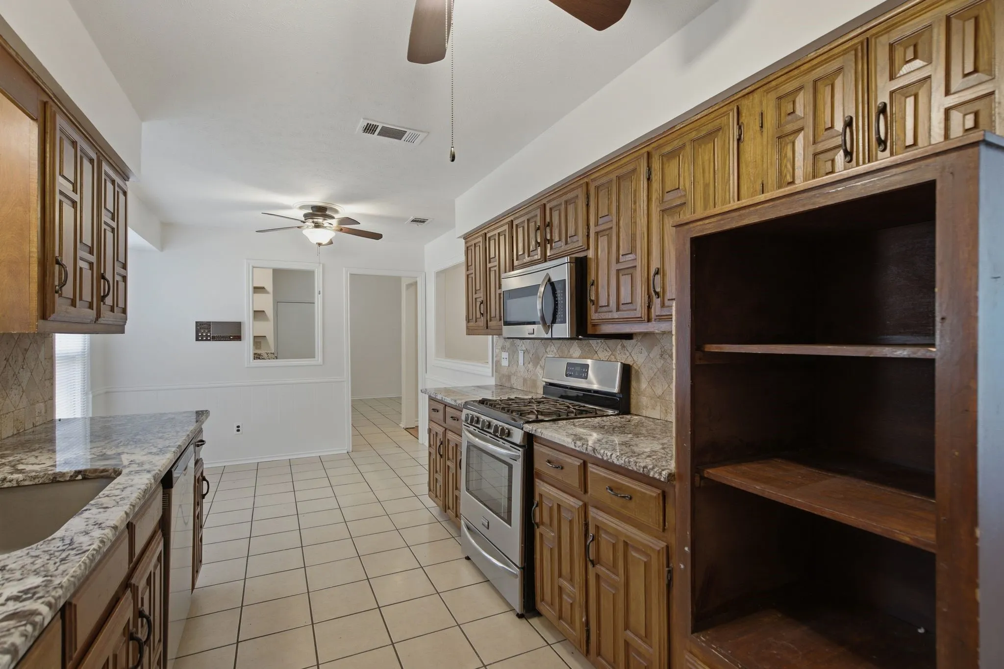 Single Family Residence For Rent in Dallas County , 2119 Pueblo Drive, Carrollton, Texas 75006, 3 Bedroom, 2 Bathroom, 2 Garage spaces, 1,916 Sqft, built in 1977, mls#21351991, Real Estate Agent in Carrollton, Homes For Rent in Dallas county, Homes For Rent in Carrollton, Realtor in Carrollton Texas, Real Estate Brokerage Independent Realty Texas, Luminita Cordes Realtor