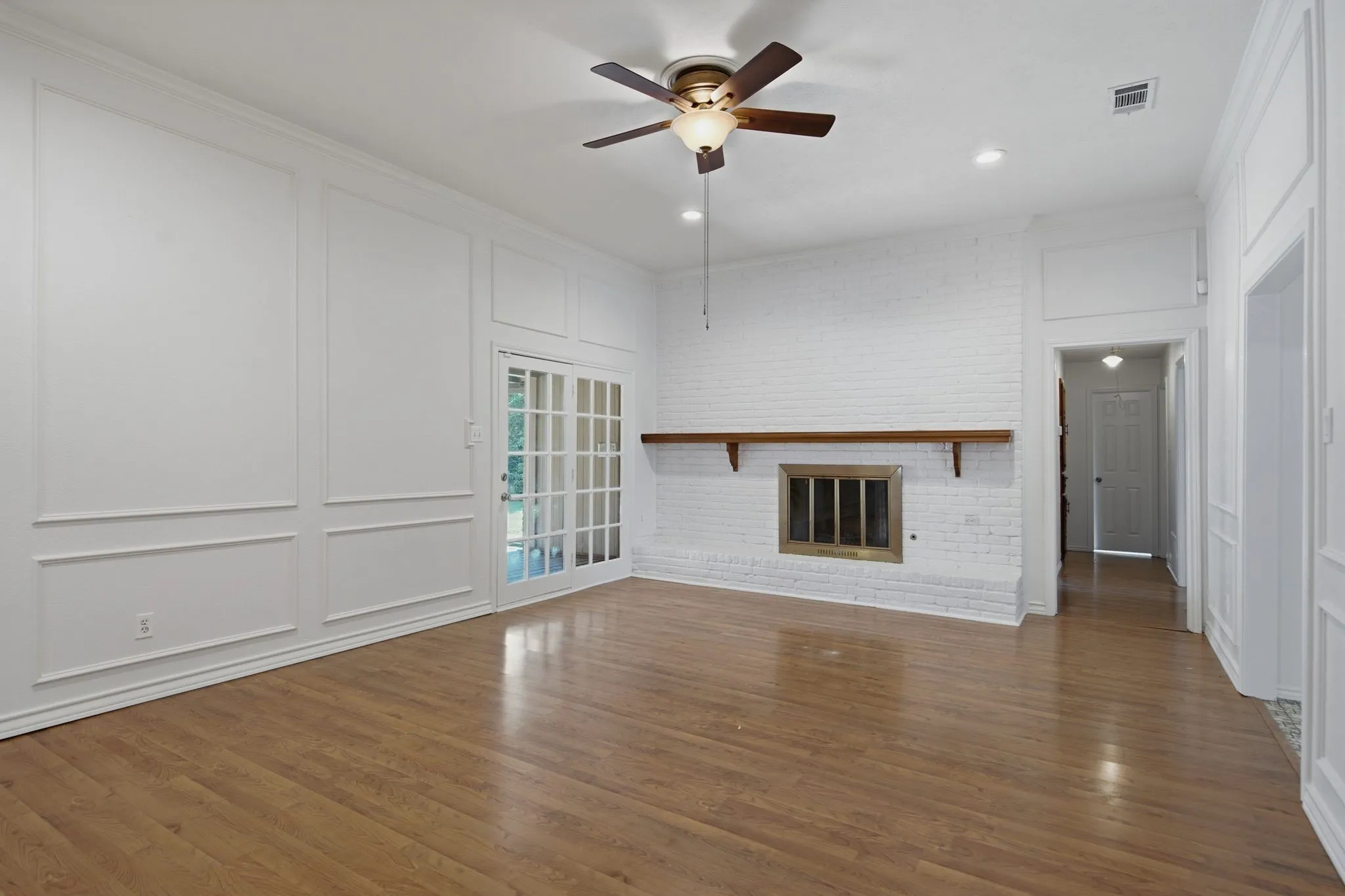 Single Family Residence For Rent in Dallas County , 2119 Pueblo Drive, Carrollton, Texas 75006, 3 Bedroom, 2 Bathroom, 2 Garage spaces, 1,916 Sqft, built in 1977, mls#21351991, Real Estate Agent in Carrollton, Homes For Rent in Dallas county, Homes For Rent in Carrollton, Realtor in Carrollton Texas, Real Estate Brokerage Independent Realty Texas, Luminita Cordes Realtor