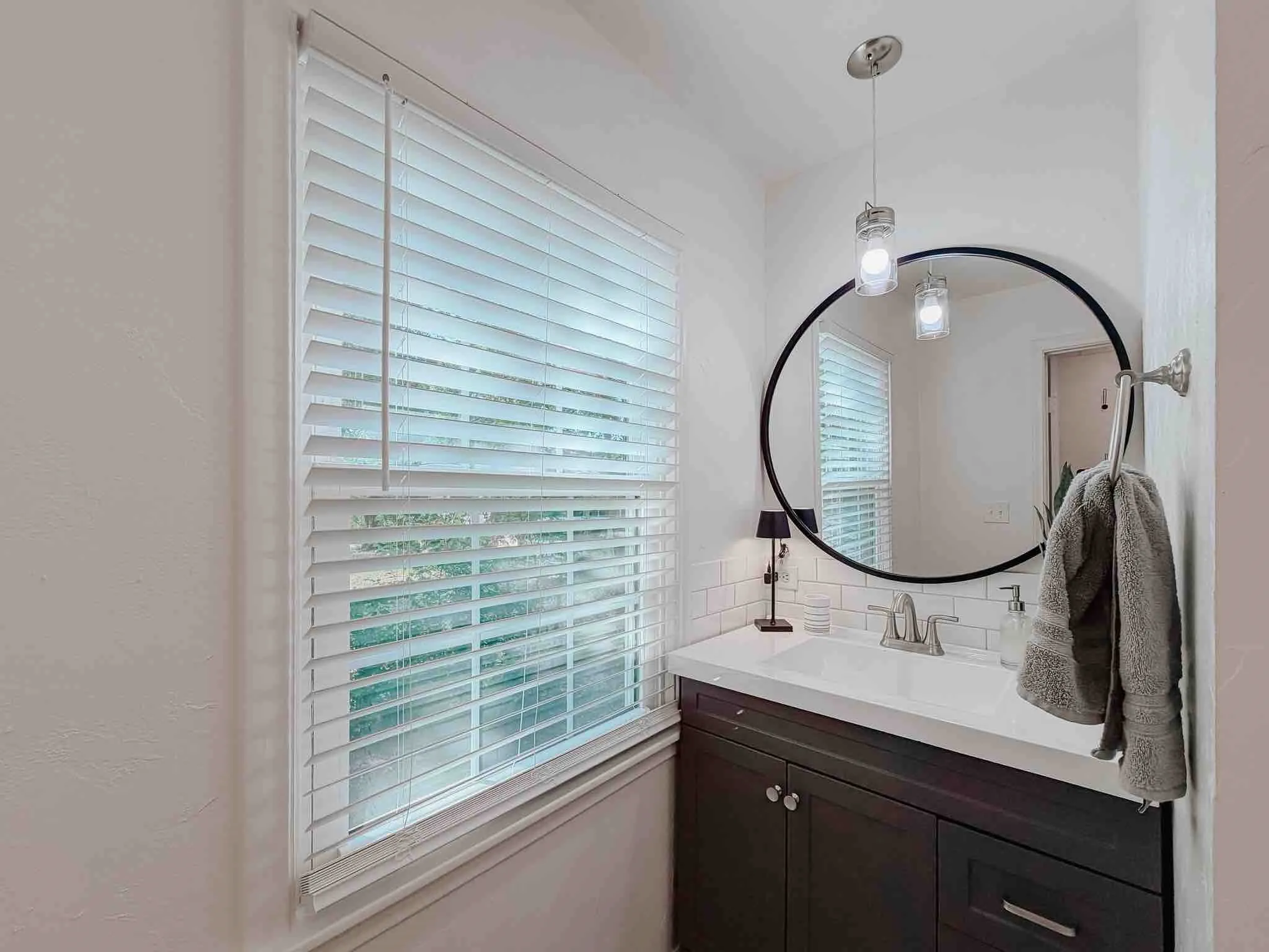 Single Family Residence For Sale in Ellis County , 602 Richmond Lane, Waxahachie, Texas 75165, 3 Bedroom, 2 Bathroom, Garage spaces, 1,374 Sqft, built in 1957, mls#21354073, Real Estate Agent in Waxahachie, Homes For Sale in Ellis county, Homes For Sale in Waxahachie, Realtor in Waxahachie Texas, Real Estate Brokerage Independent Realty Texas, Luminita Cordes Realtor