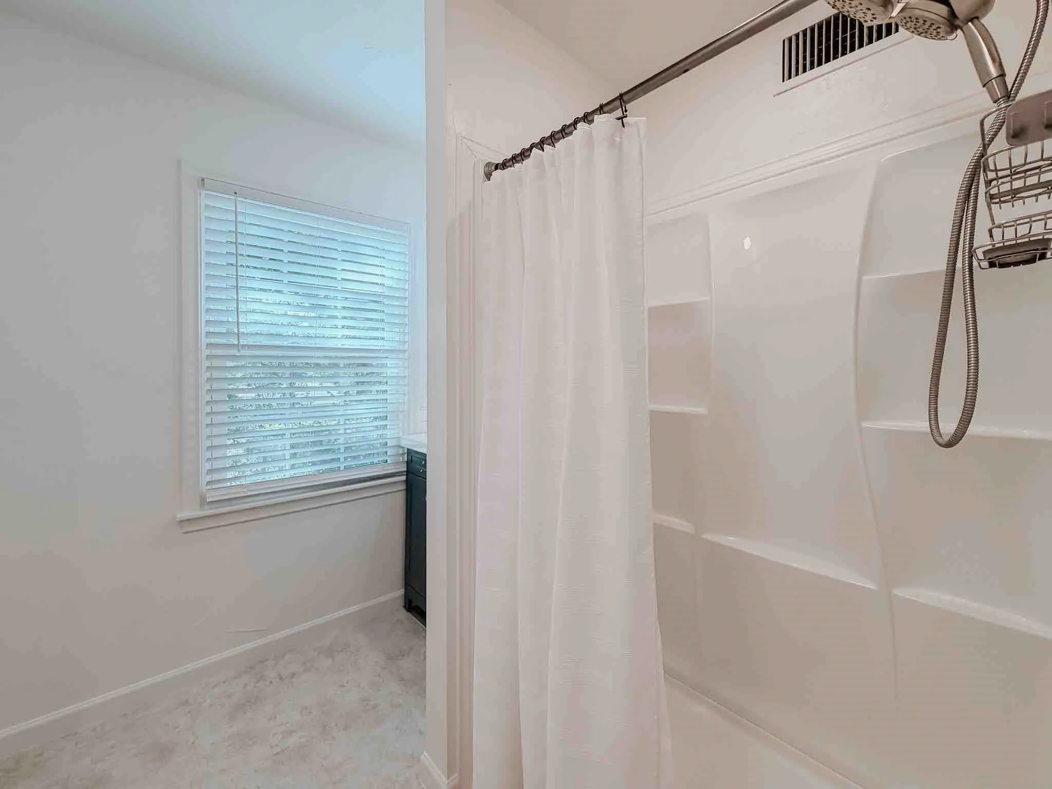 Single Family Residence For Sale in Ellis County , 602 Richmond Lane, Waxahachie, Texas 75165, 3 Bedroom, 2 Bathroom, Garage spaces, 1,374 Sqft, built in 1957, mls#21354073, Real Estate Agent in Waxahachie, Homes For Sale in Ellis county, Homes For Sale in Waxahachie, Realtor in Waxahachie Texas, Real Estate Brokerage Independent Realty Texas, Luminita Cordes Realtor