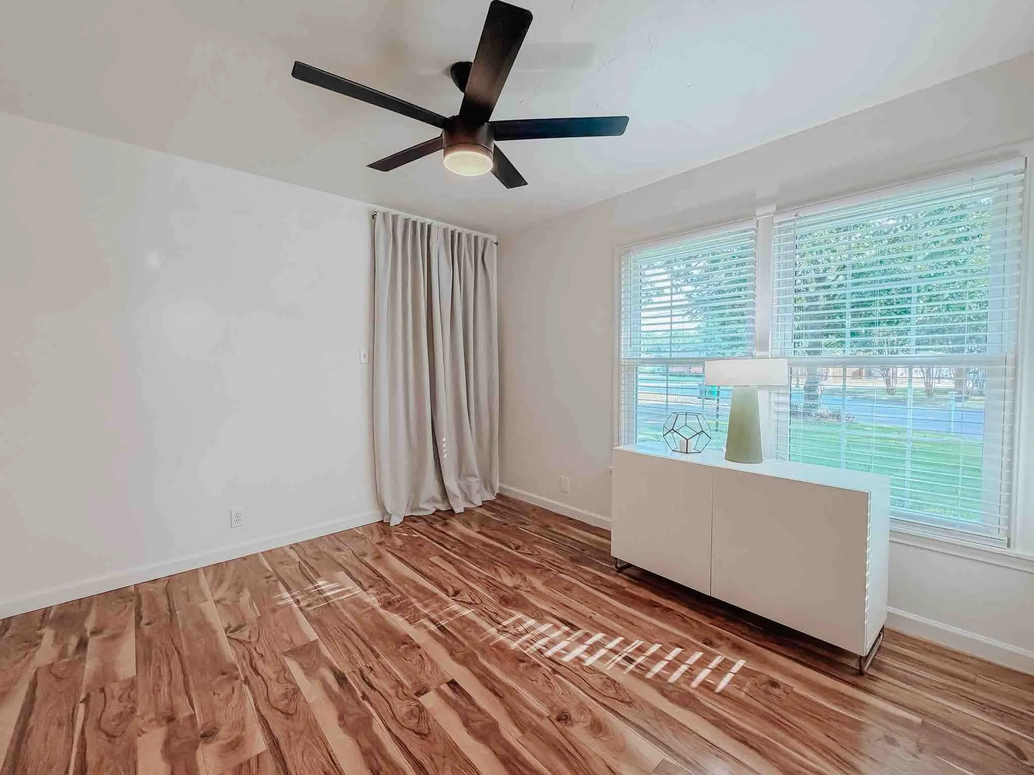 Single Family Residence For Sale in Ellis County , 602 Richmond Lane, Waxahachie, Texas 75165, 3 Bedroom, 2 Bathroom, Garage spaces, 1,374 Sqft, built in 1957, mls#21354073, Real Estate Agent in Waxahachie, Homes For Sale in Ellis county, Homes For Sale in Waxahachie, Realtor in Waxahachie Texas, Real Estate Brokerage Independent Realty Texas, Luminita Cordes Realtor