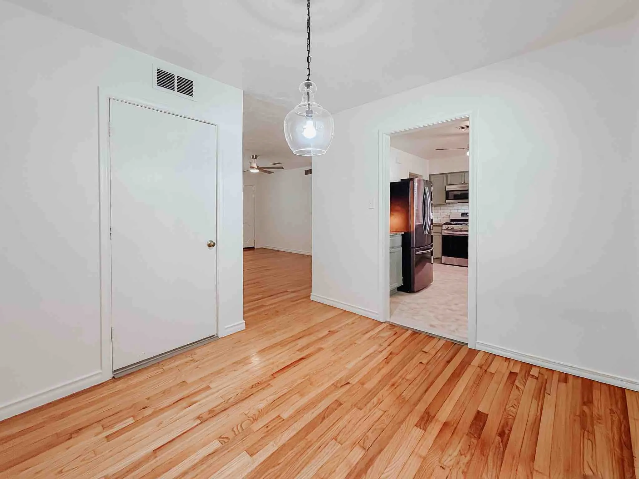 Single Family Residence For Sale in Ellis County , 602 Richmond Lane, Waxahachie, Texas 75165, 3 Bedroom, 2 Bathroom, Garage spaces, 1,374 Sqft, built in 1957, mls#21354073, Real Estate Agent in Waxahachie, Homes For Sale in Ellis county, Homes For Sale in Waxahachie, Realtor in Waxahachie Texas, Real Estate Brokerage Independent Realty Texas, Luminita Cordes Realtor