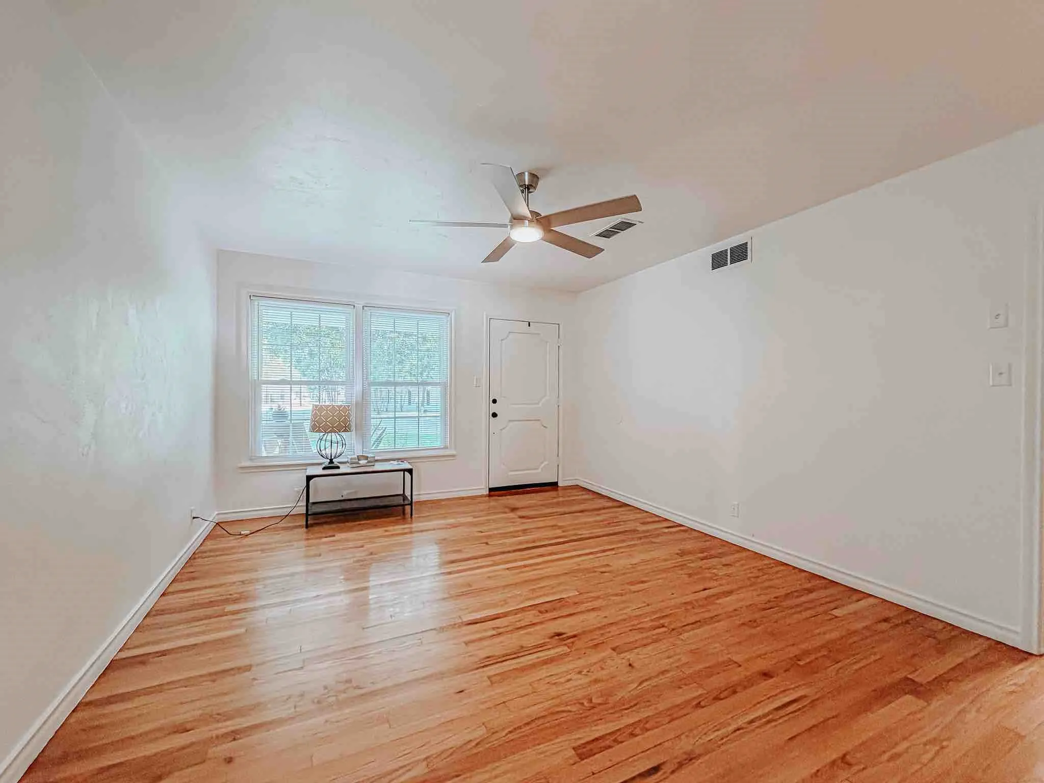Single Family Residence For Sale in Ellis County , 602 Richmond Lane, Waxahachie, Texas 75165, 3 Bedroom, 2 Bathroom, Garage spaces, 1,374 Sqft, built in 1957, mls#21354073, Real Estate Agent in Waxahachie, Homes For Sale in Ellis county, Homes For Sale in Waxahachie, Realtor in Waxahachie Texas, Real Estate Brokerage Independent Realty Texas, Luminita Cordes Realtor