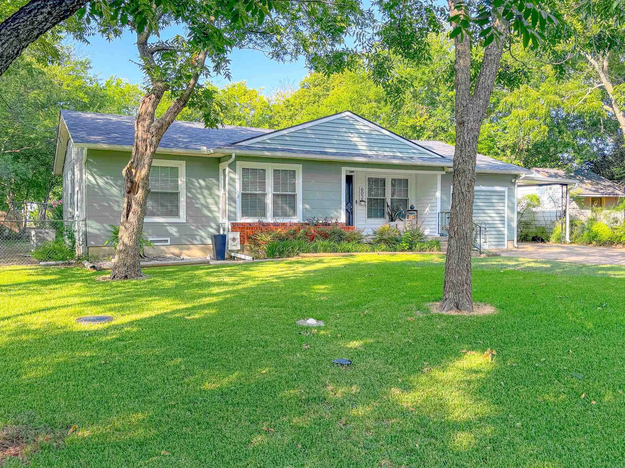 Single Family Residence For Sale in Ellis County , 602 Richmond Lane, Waxahachie, Texas 75165, 3 Bedroom, 2 Bathroom, Garage spaces, 1,374 Sqft, built in 1957, mls#21354073, Real Estate Agent in Waxahachie, Homes For Sale in Ellis county, Homes For Sale in Waxahachie, Realtor in Waxahachie Texas, Real Estate Brokerage Independent Realty Texas, Luminita Cordes Realtor