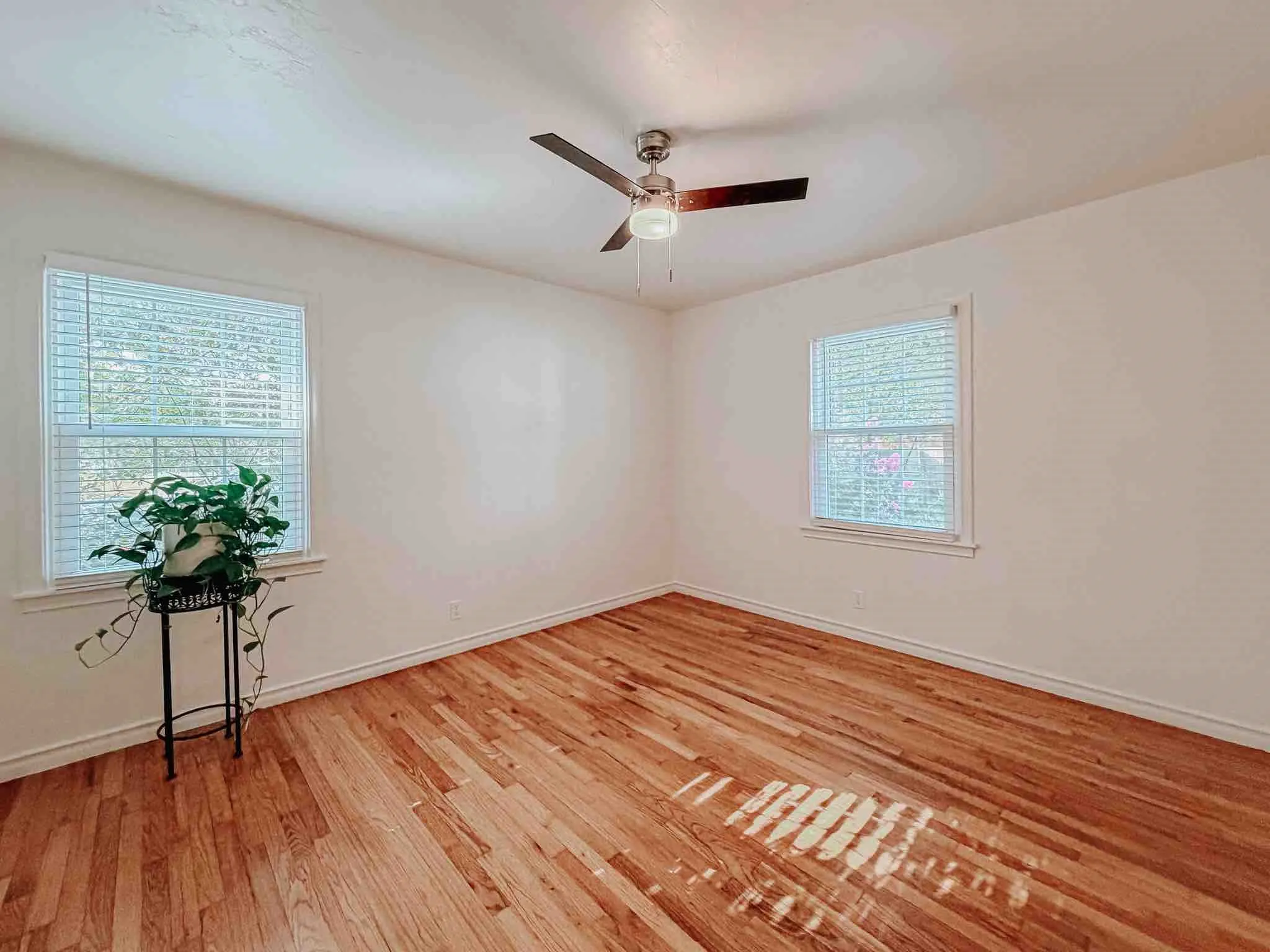 Single Family Residence For Sale in Ellis County , 602 Richmond Lane, Waxahachie, Texas 75165, 3 Bedroom, 2 Bathroom, Garage spaces, 1,374 Sqft, built in 1957, mls#21354073, Real Estate Agent in Waxahachie, Homes For Sale in Ellis county, Homes For Sale in Waxahachie, Realtor in Waxahachie Texas, Real Estate Brokerage Independent Realty Texas, Luminita Cordes Realtor