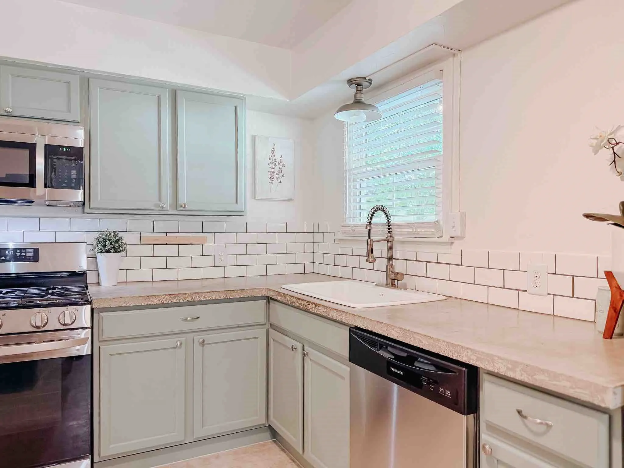 Single Family Residence For Sale in Ellis County , 602 Richmond Lane, Waxahachie, Texas 75165, 3 Bedroom, 2 Bathroom, Garage spaces, 1,374 Sqft, built in 1957, mls#21354073, Real Estate Agent in Waxahachie, Homes For Sale in Ellis county, Homes For Sale in Waxahachie, Realtor in Waxahachie Texas, Real Estate Brokerage Independent Realty Texas, Luminita Cordes Realtor
