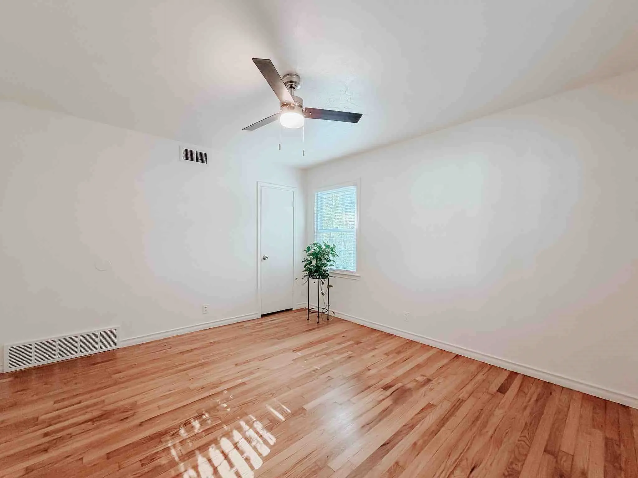 Single Family Residence For Sale in Ellis County , 602 Richmond Lane, Waxahachie, Texas 75165, 3 Bedroom, 2 Bathroom, Garage spaces, 1,374 Sqft, built in 1957, mls#21354073, Real Estate Agent in Waxahachie, Homes For Sale in Ellis county, Homes For Sale in Waxahachie, Realtor in Waxahachie Texas, Real Estate Brokerage Independent Realty Texas, Luminita Cordes Realtor