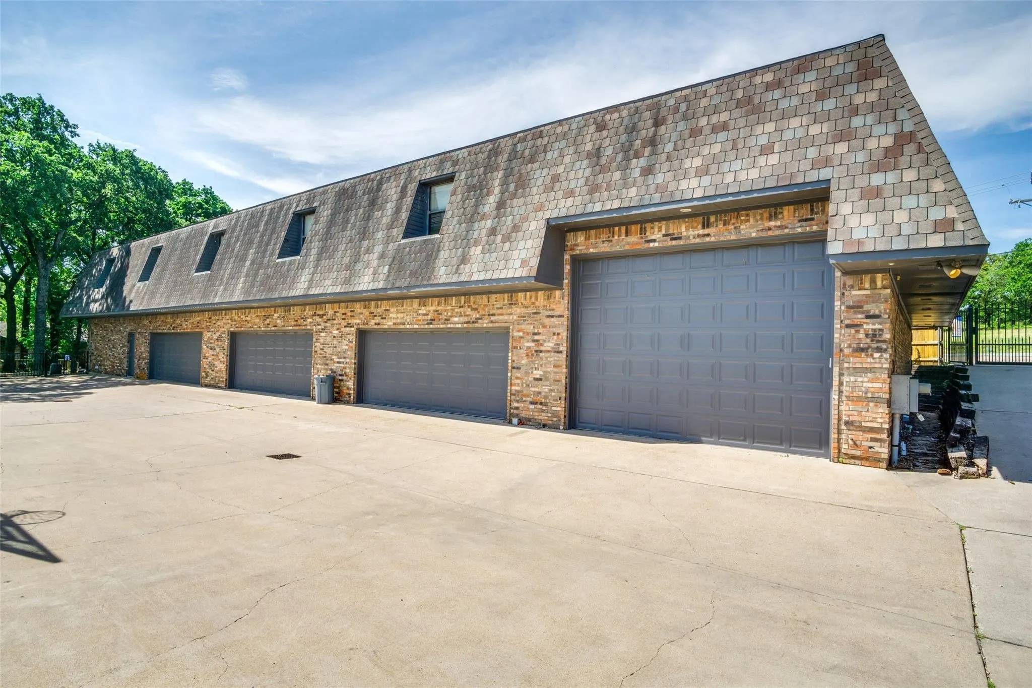 Single Family Residence For Sale in Tarrant County , 6600 Wells Burnett Road, Fort Worth, Texas 76135, 14 Bedroom, 7 Bathroom, 8 Garage spaces, 6,862 Sqft, built in 1963, Price $2,895,000, mls#21353034, Real Estate Agent in Fort Worth, Homes For Sale in Tarrant county, Homes For Sale in Fort Worth, Realtor in Fort Worth Texas, Real Estate Brokerage Independent Realty Texas, Luminita Cordes Realtor