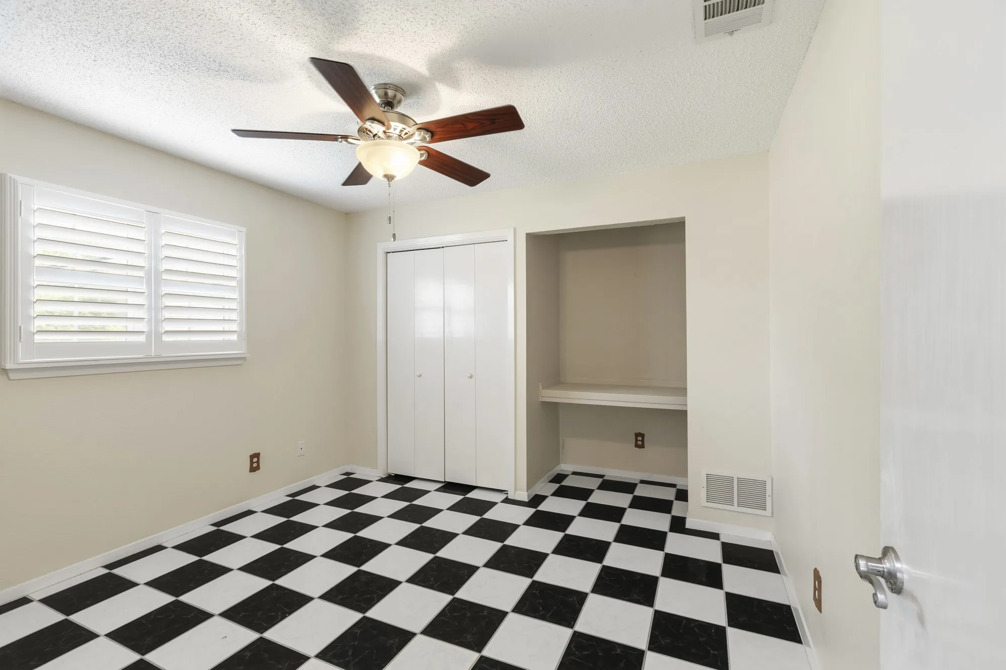 Single Family Residence For Sale in Dallas County , 413 Hardwood Trail, Mesquite, Texas 75150, 4 Bedroom, 2 Bathroom, Garage spaces, 3,364 Sqft, built in 1979, mls#21356105, Real Estate Agent in Mesquite, Homes For Sale in Dallas county, Homes For Sale in Mesquite, Realtor in Mesquite Texas, Real Estate Brokerage Independent Realty Texas, Luminita Cordes Realtor