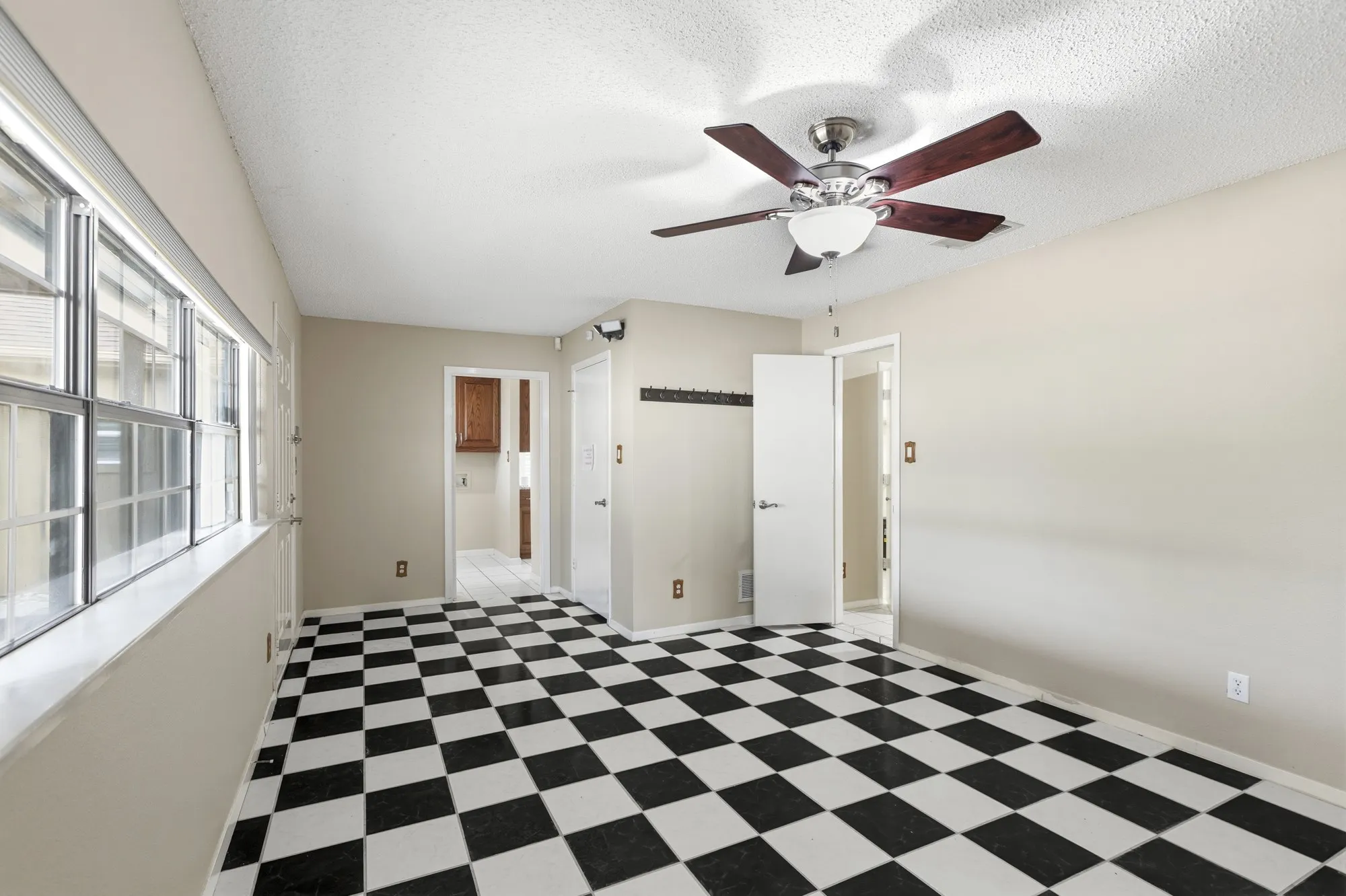 Single Family Residence For Sale in Dallas County , 413 Hardwood Trail, Mesquite, Texas 75150, 4 Bedroom, 2 Bathroom, Garage spaces, 3,364 Sqft, built in 1979, mls#21356105, Real Estate Agent in Mesquite, Homes For Sale in Dallas county, Homes For Sale in Mesquite, Realtor in Mesquite Texas, Real Estate Brokerage Independent Realty Texas, Luminita Cordes Realtor