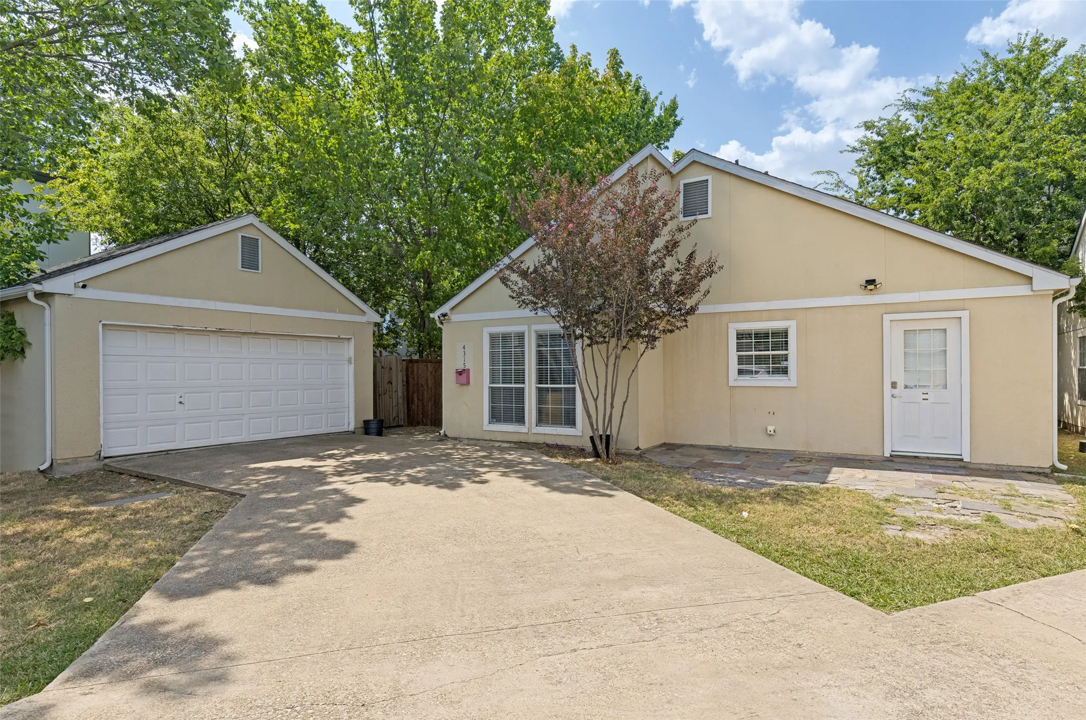 Single Family Residence For Sale in Dallas County , 4315 Munger Avenue, Dallas, Texas 75204, 3 Bedroom, 2 Bathroom, 2 Garage spaces, 1,144 Sqft, built in 1999, mls#21356135, Real Estate Agent in Dallas, Homes For Sale in Dallas county, Homes For Sale in Dallas, Realtor in Dallas Texas, Real Estate Brokerage Independent Realty Texas, Luminita Cordes Realtor